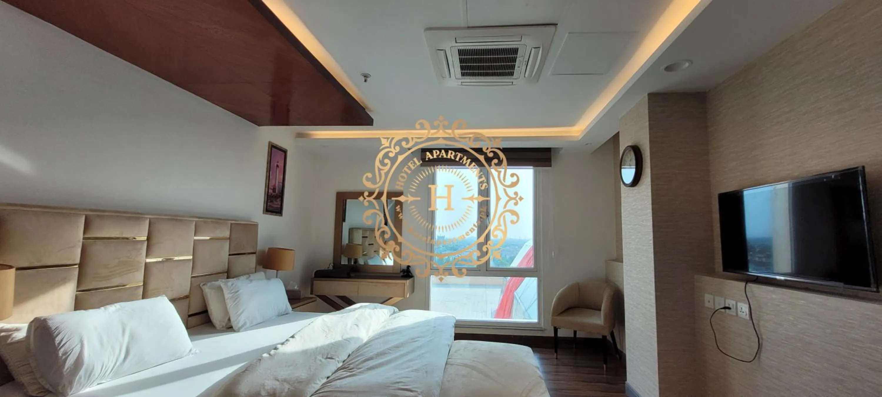 Communal lounge/ TV room, Bed in Goldcrest Apartments