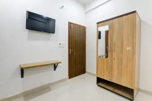 Classic Triple Room - single occupancy in Hotel O SHUKLA HERITAGE INN Classic Triple Room - single occupancy in Hotel O SHUKLA HERITAGE INN