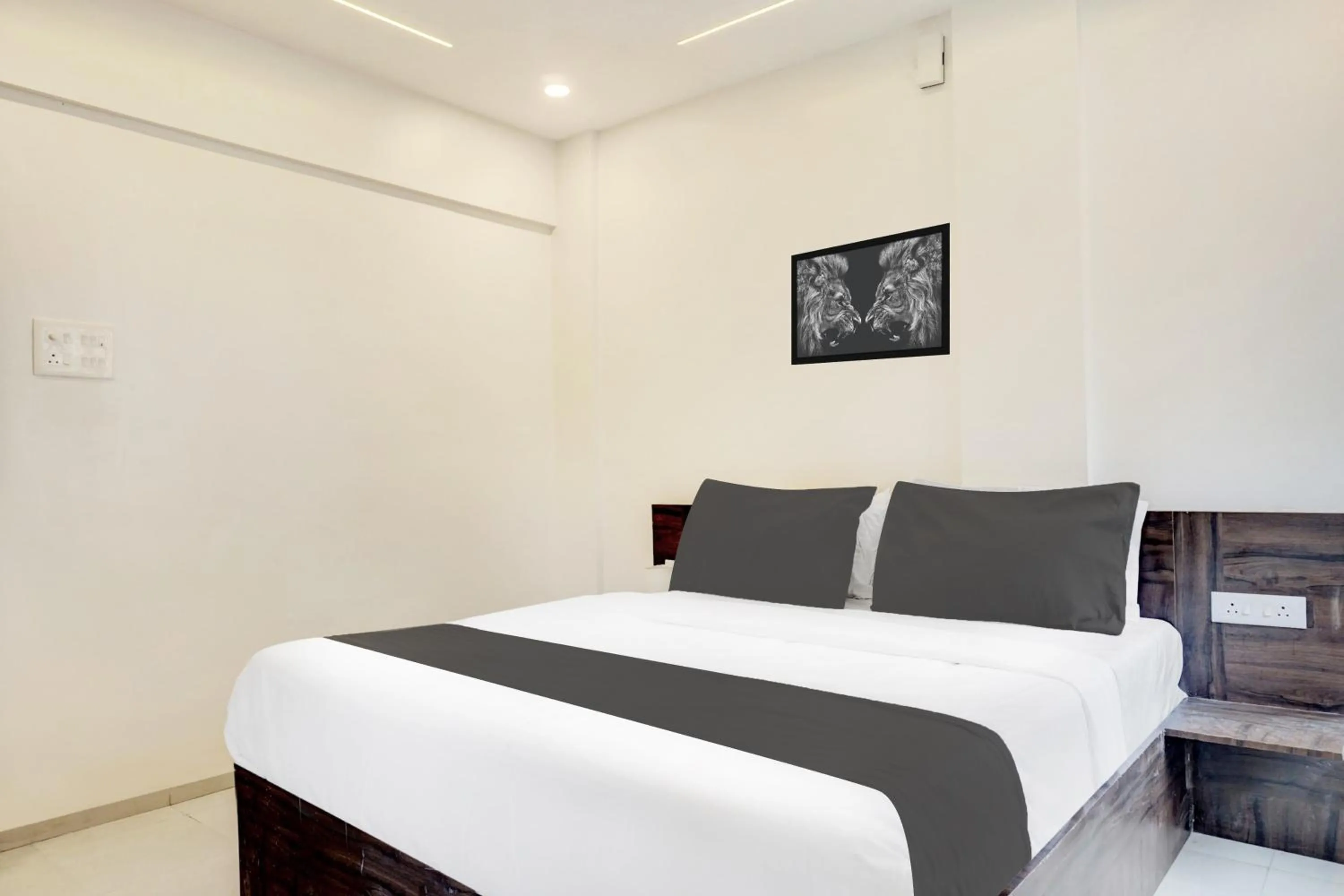 Bedroom, Bed in Super Hotel O Laxman Nagar Baner