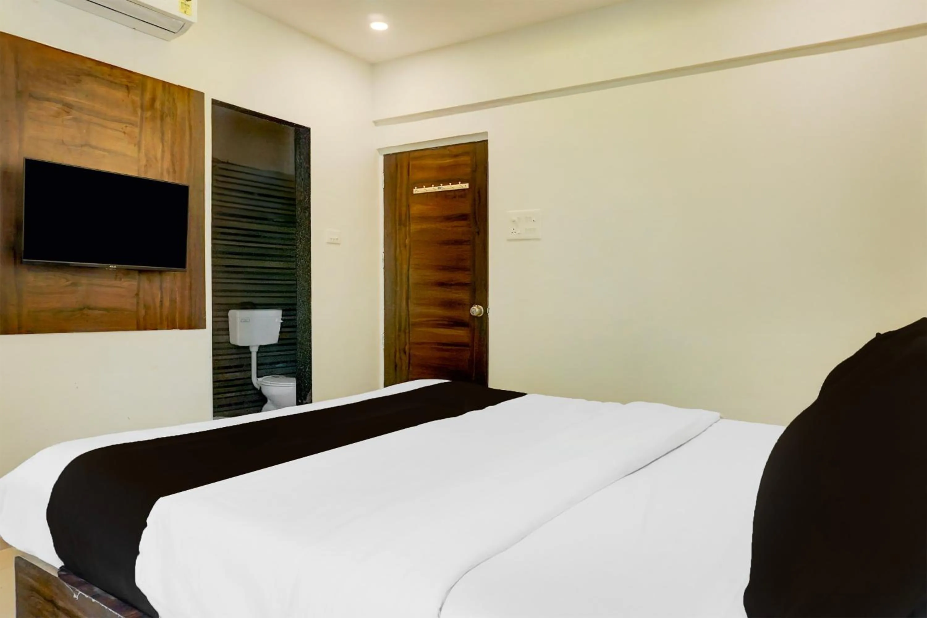 Bedroom, Bed in Super Hotel O Laxman Nagar Baner