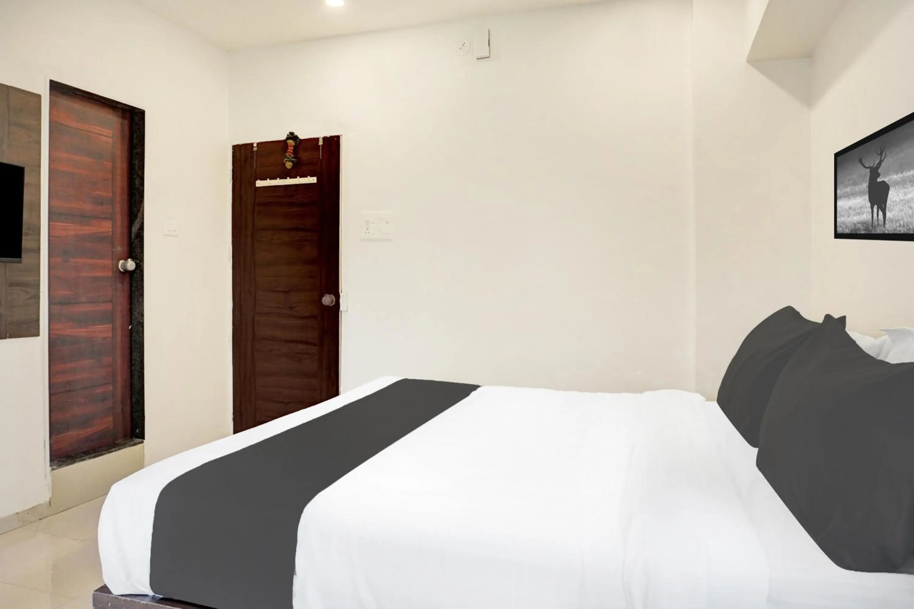 Bedroom, Bed in Super Hotel O Laxman Nagar Baner
