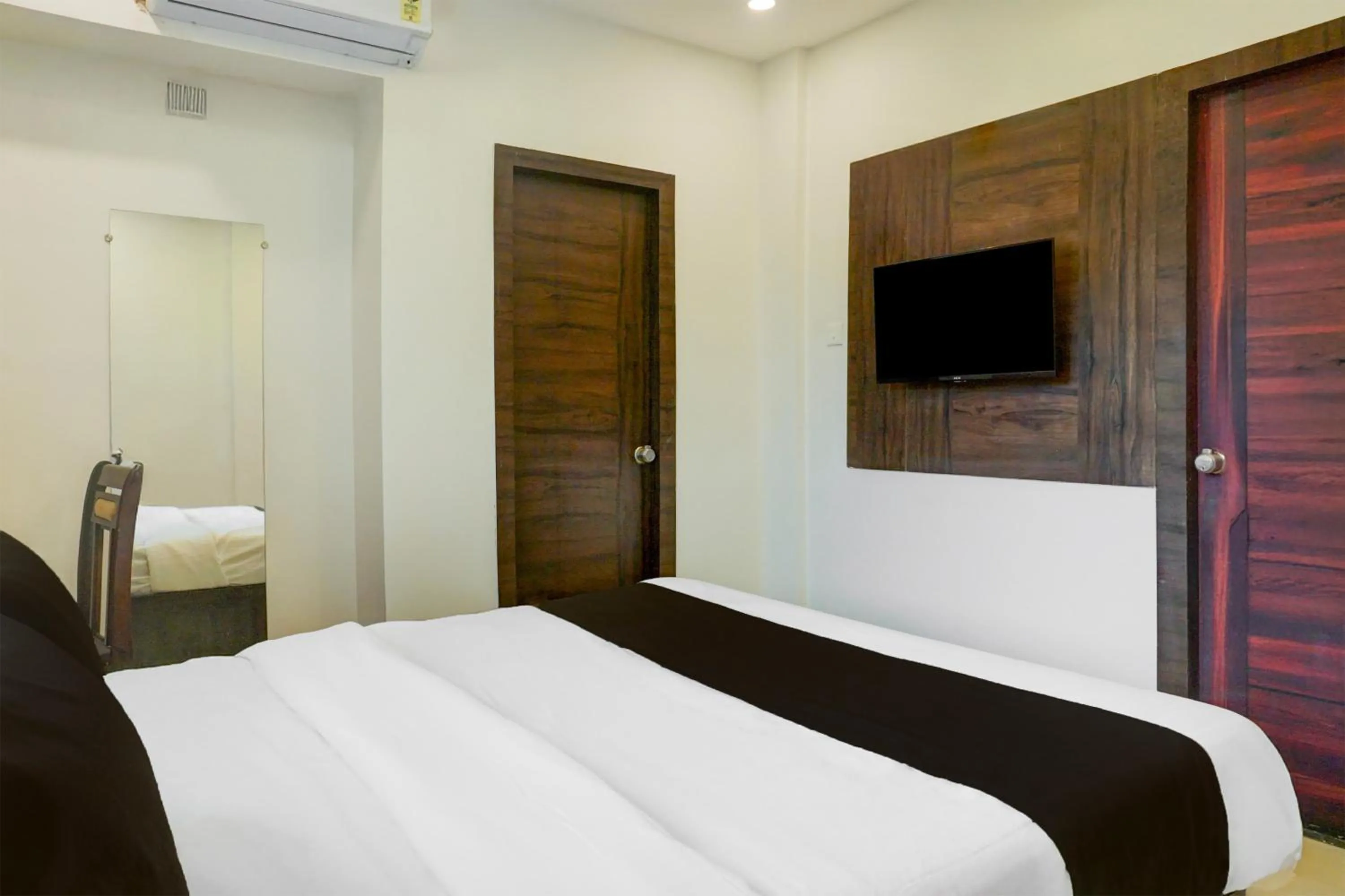 Bedroom, Bed in Super Hotel O Laxman Nagar Baner