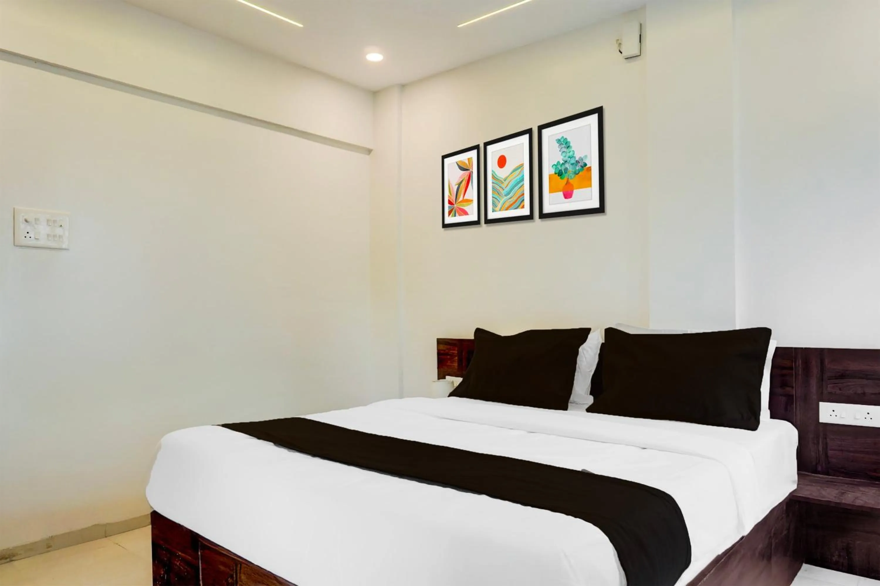 Bedroom, Bed in Super Hotel O Laxman Nagar Baner