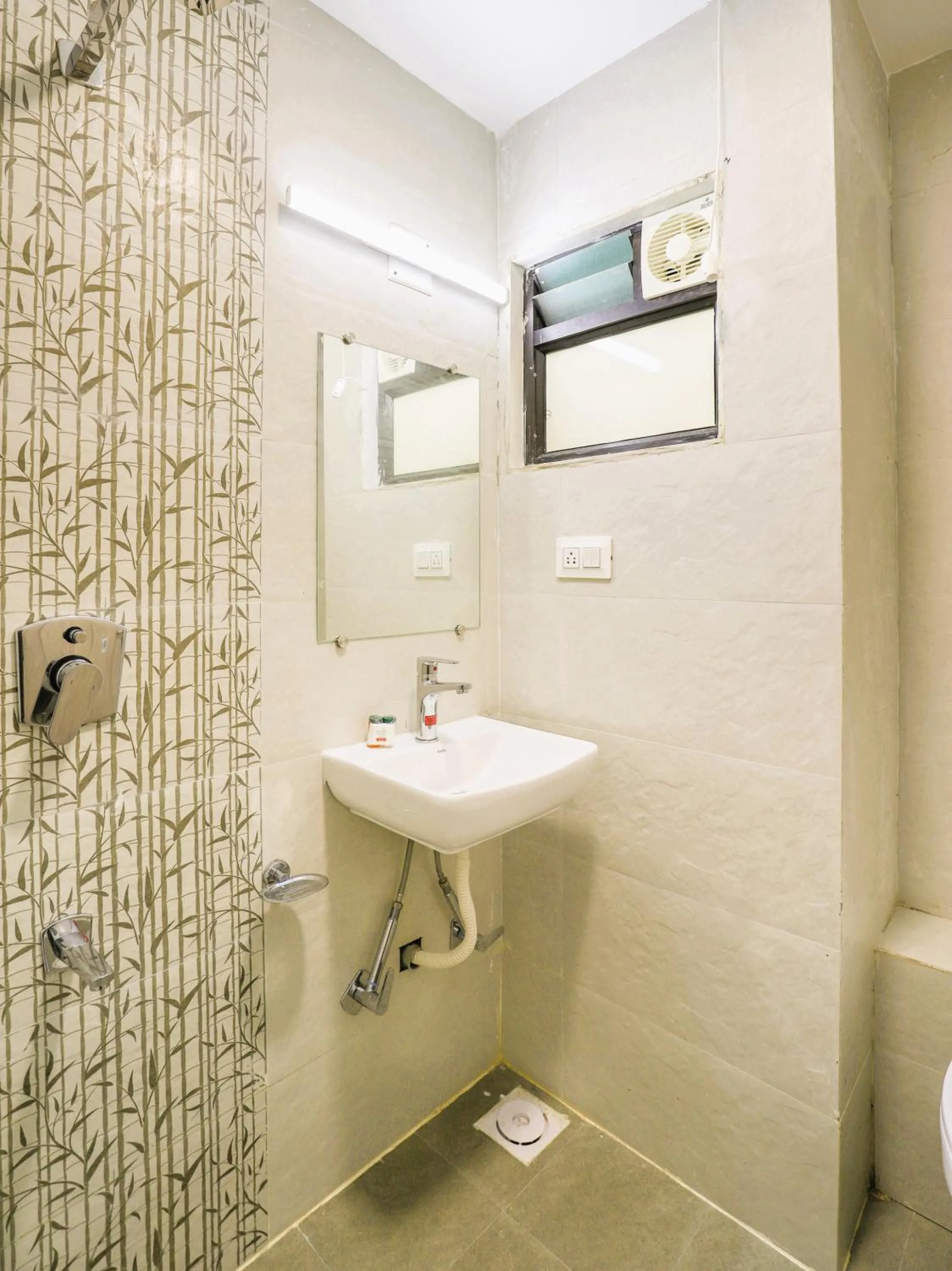 Shower in StayGuru Hotel Atithi