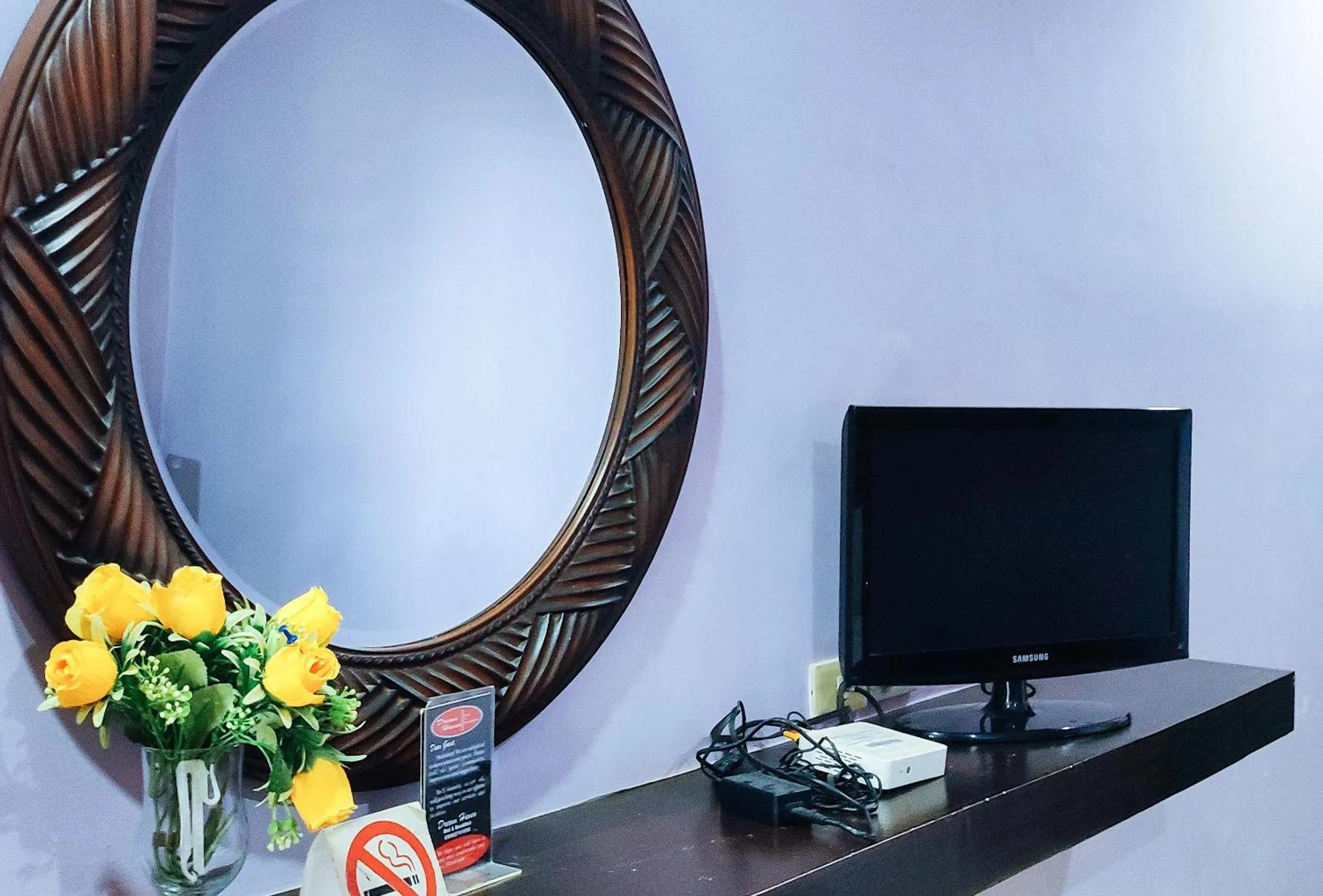 TV and multimedia in RedDoorz at Dream Haven Bed & Breakfast