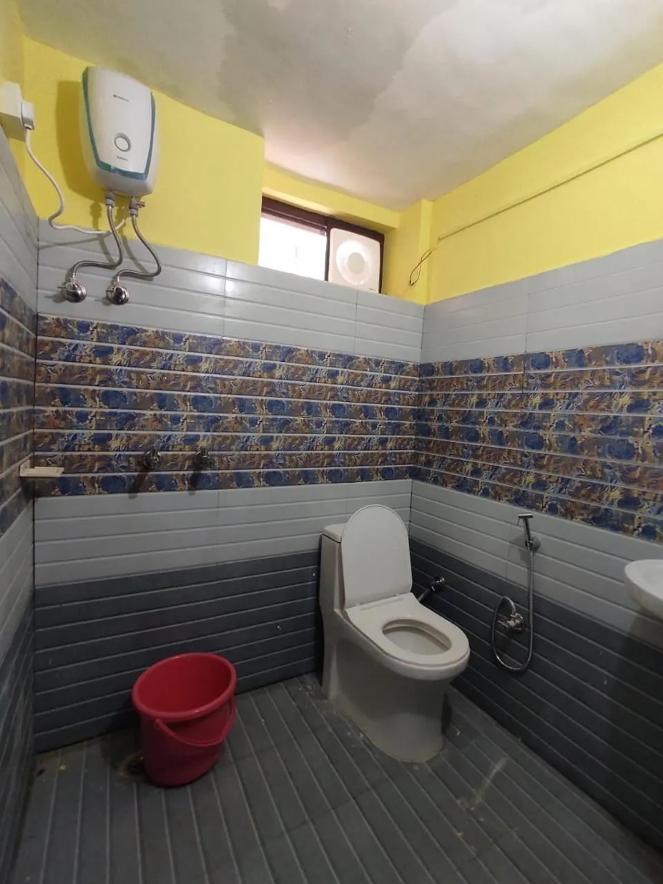 Toilet in DHARAMSHALA inn MUNSYARI