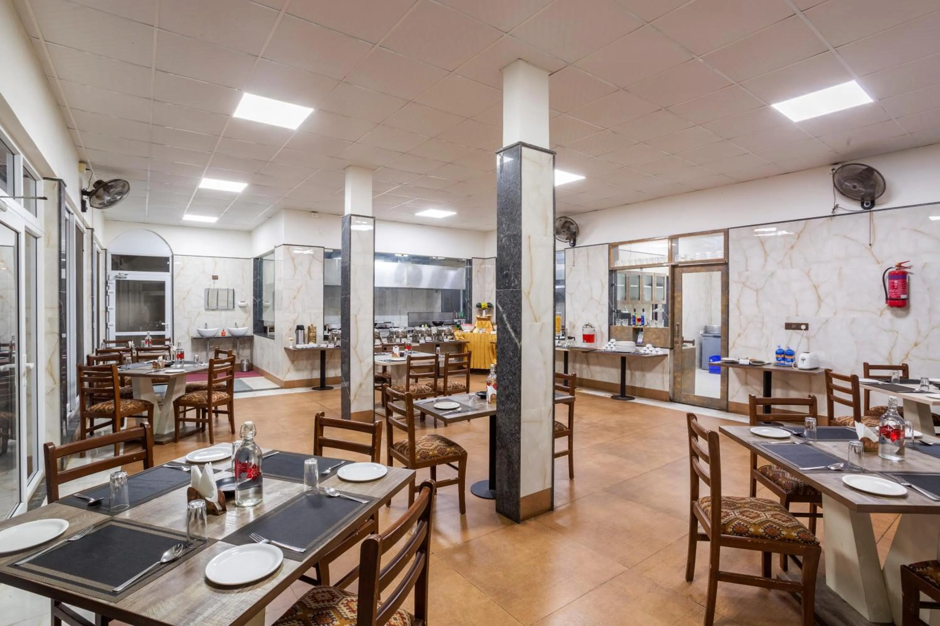 Restaurant/places to eat in Nirantara Resort & Spa