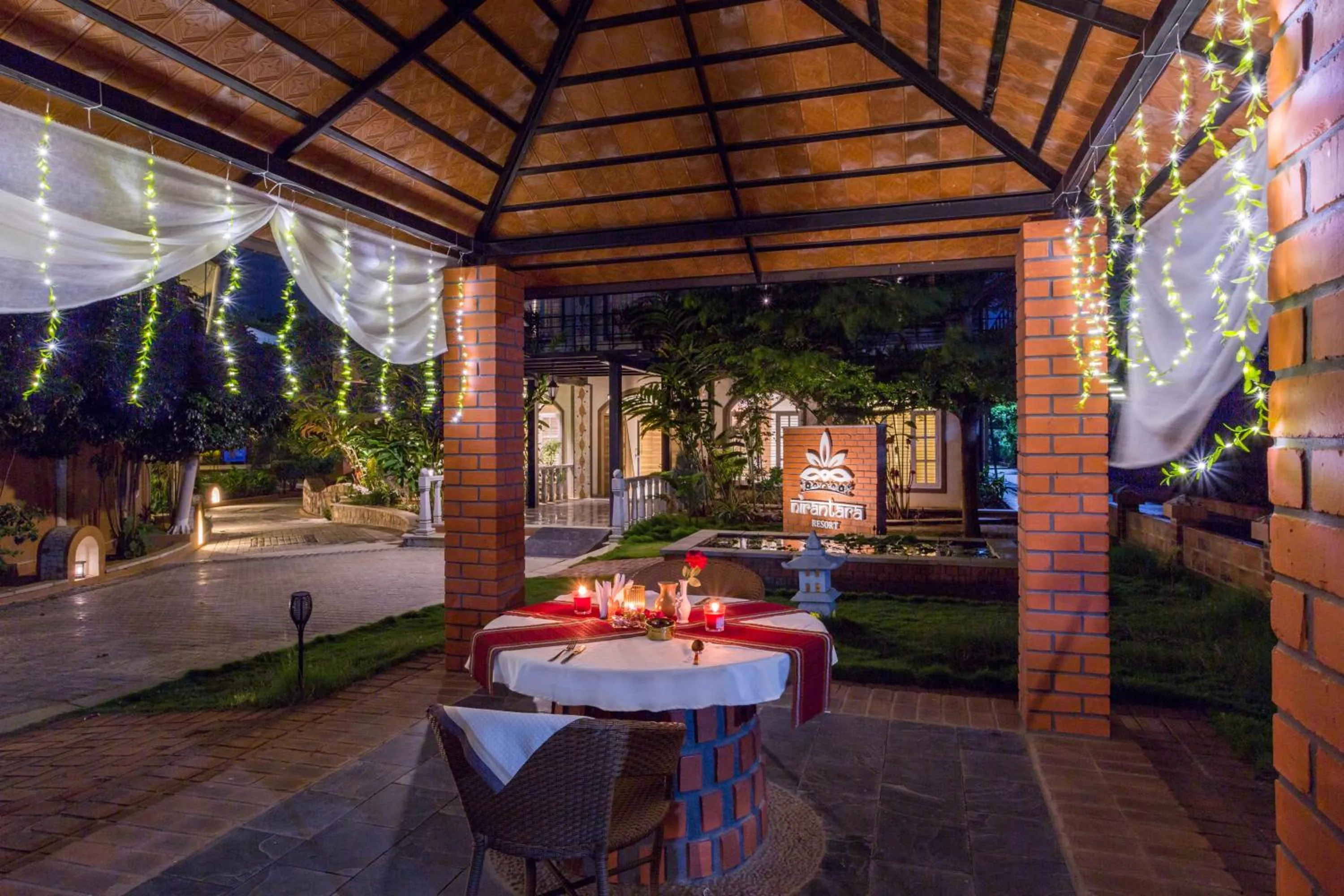 Restaurant/places to eat in Nirantara Resort & Spa