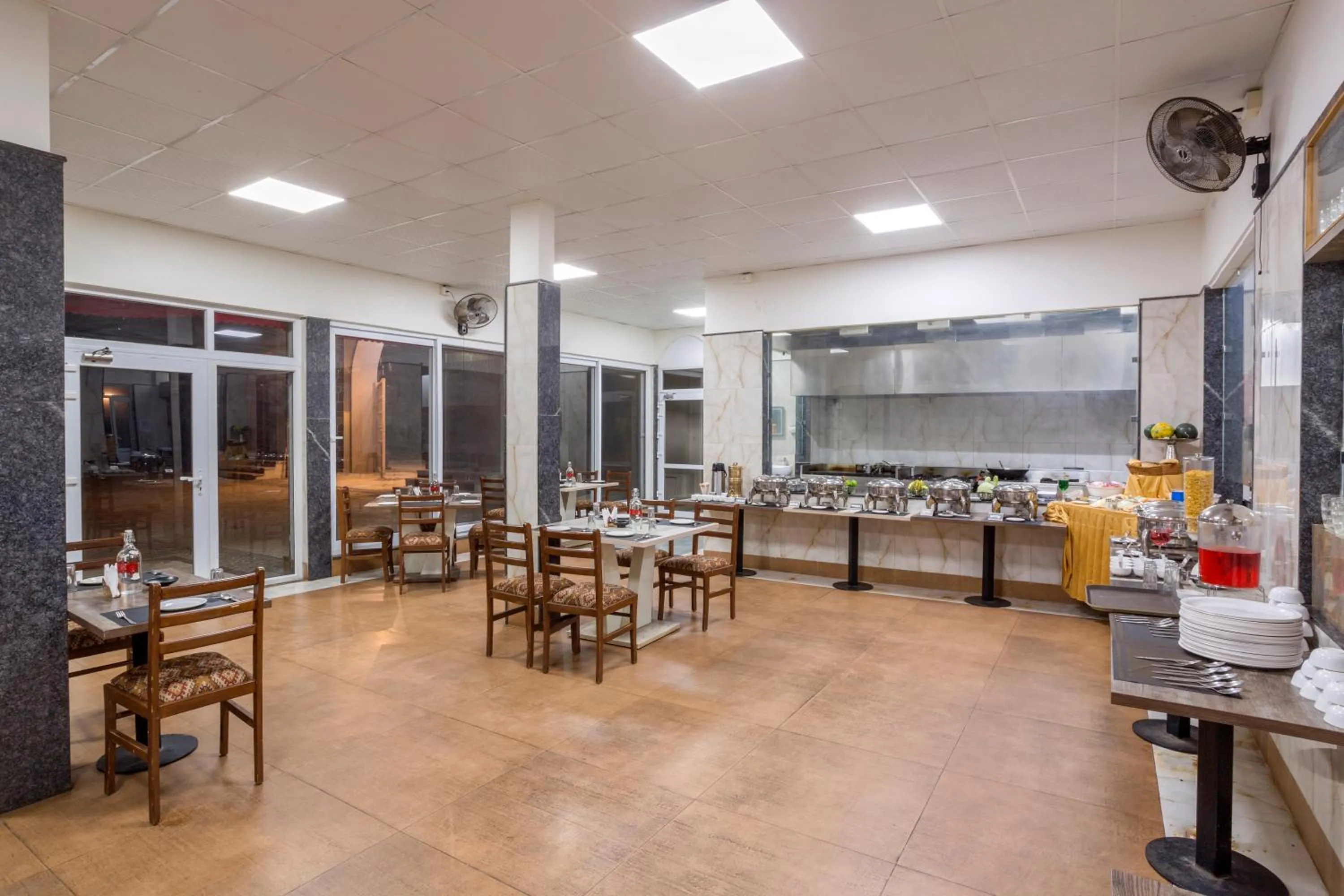 Restaurant/places to eat in Nirantara Resort & Spa