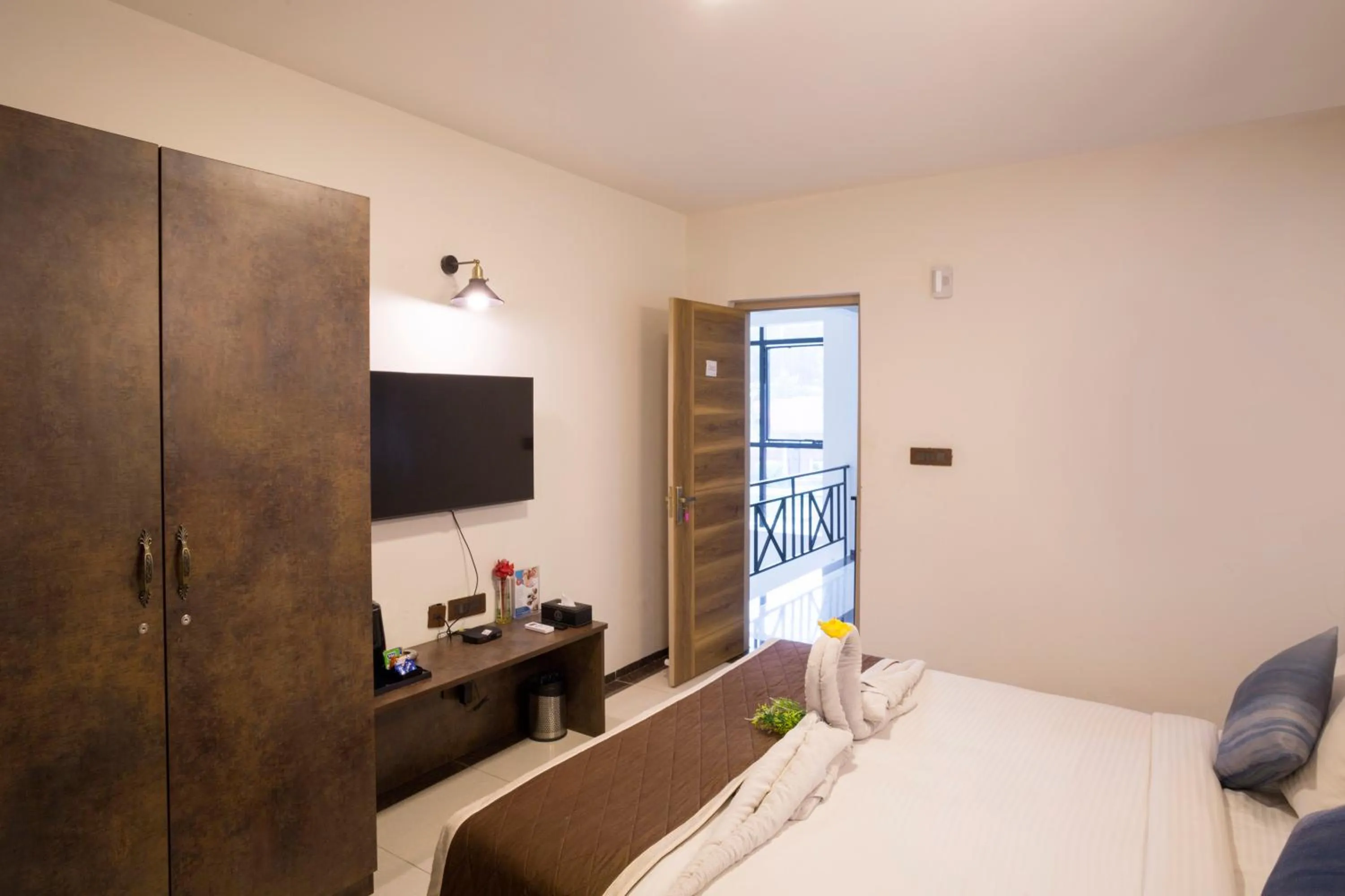 Bed in Nirantara Resort & Spa