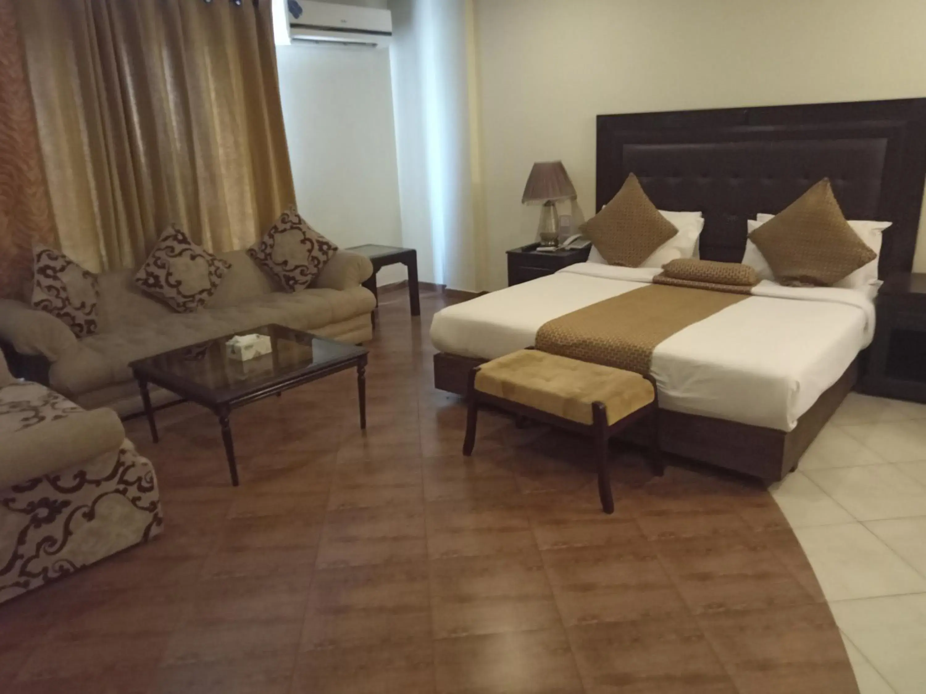 Bedroom, Bed in Grand Regency Bedroom, Bed in Grand Regency