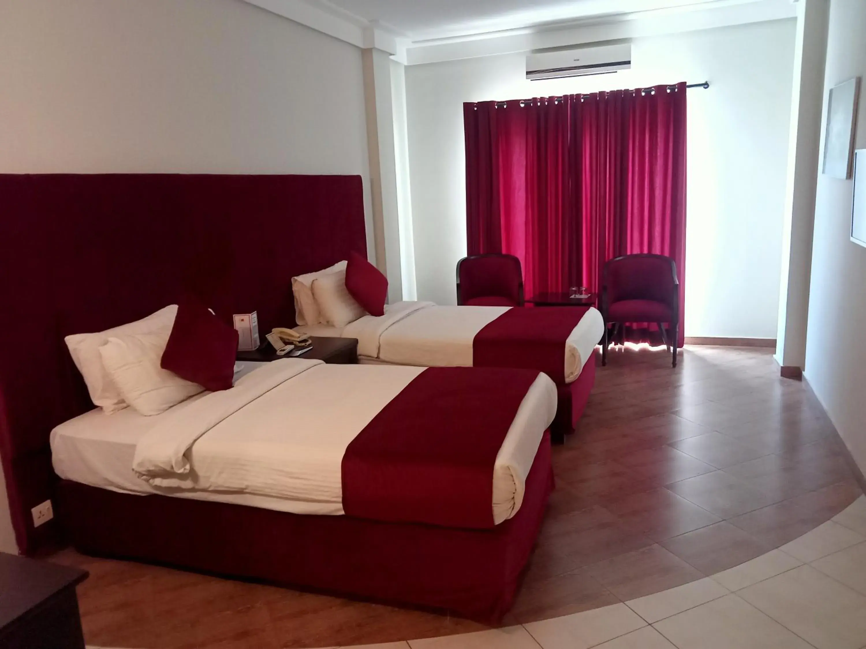 Bedroom, Bed in Grand Regency Bedroom, Bed in Grand Regency