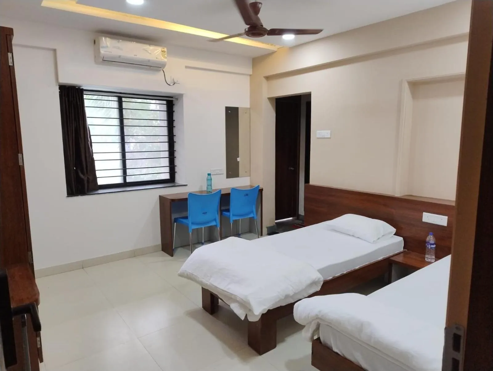 Photo of the whole room, Bed in DatsunG Studios