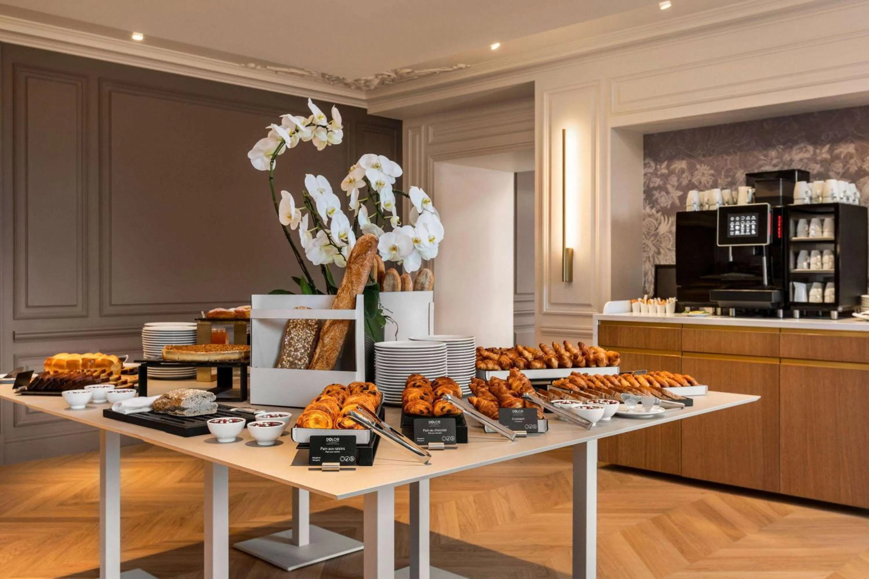 Breakfast in Dolce by Wyndham Versailles - Domaine du Montcel
