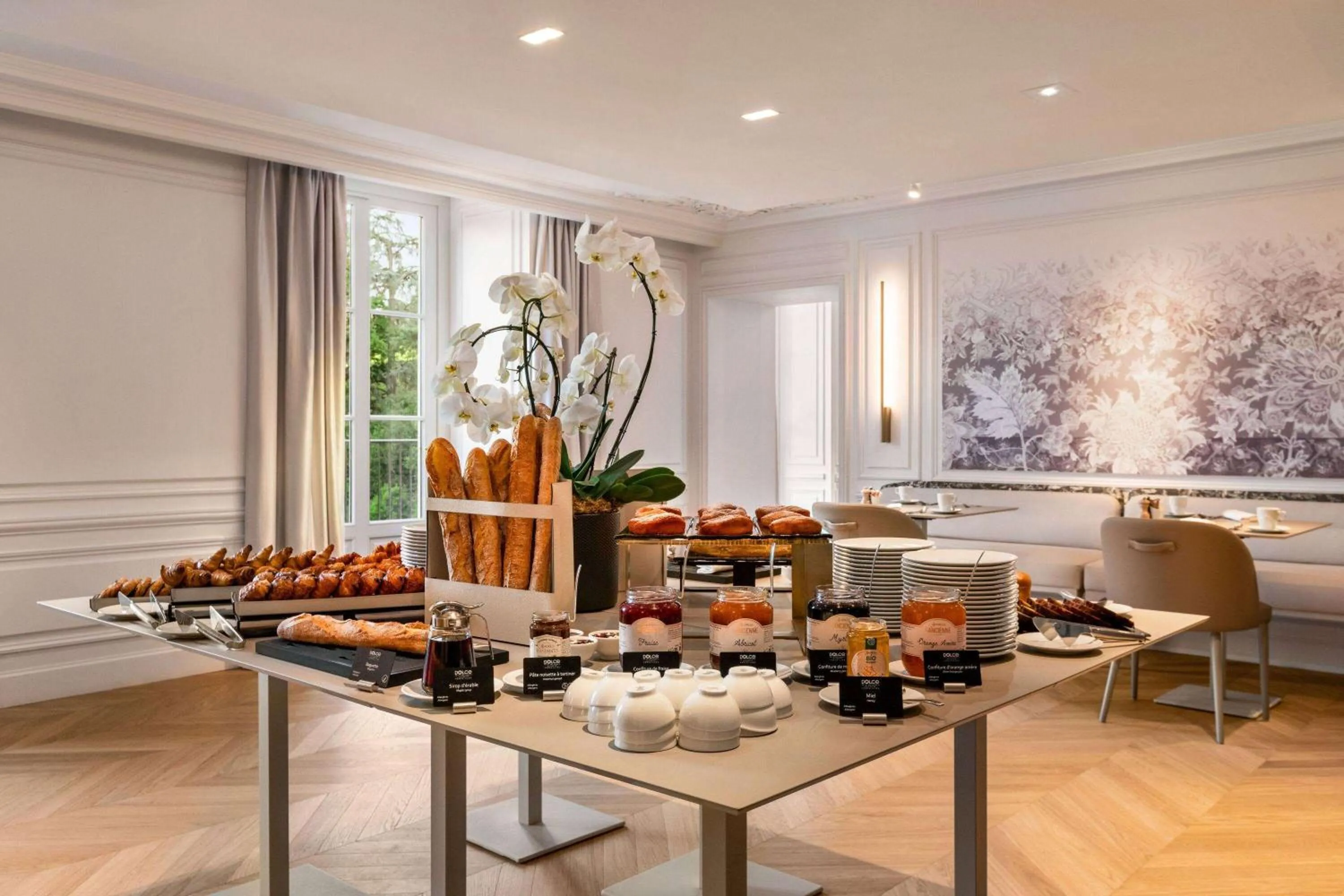 Breakfast in Dolce by Wyndham Versailles - Domaine du Montcel