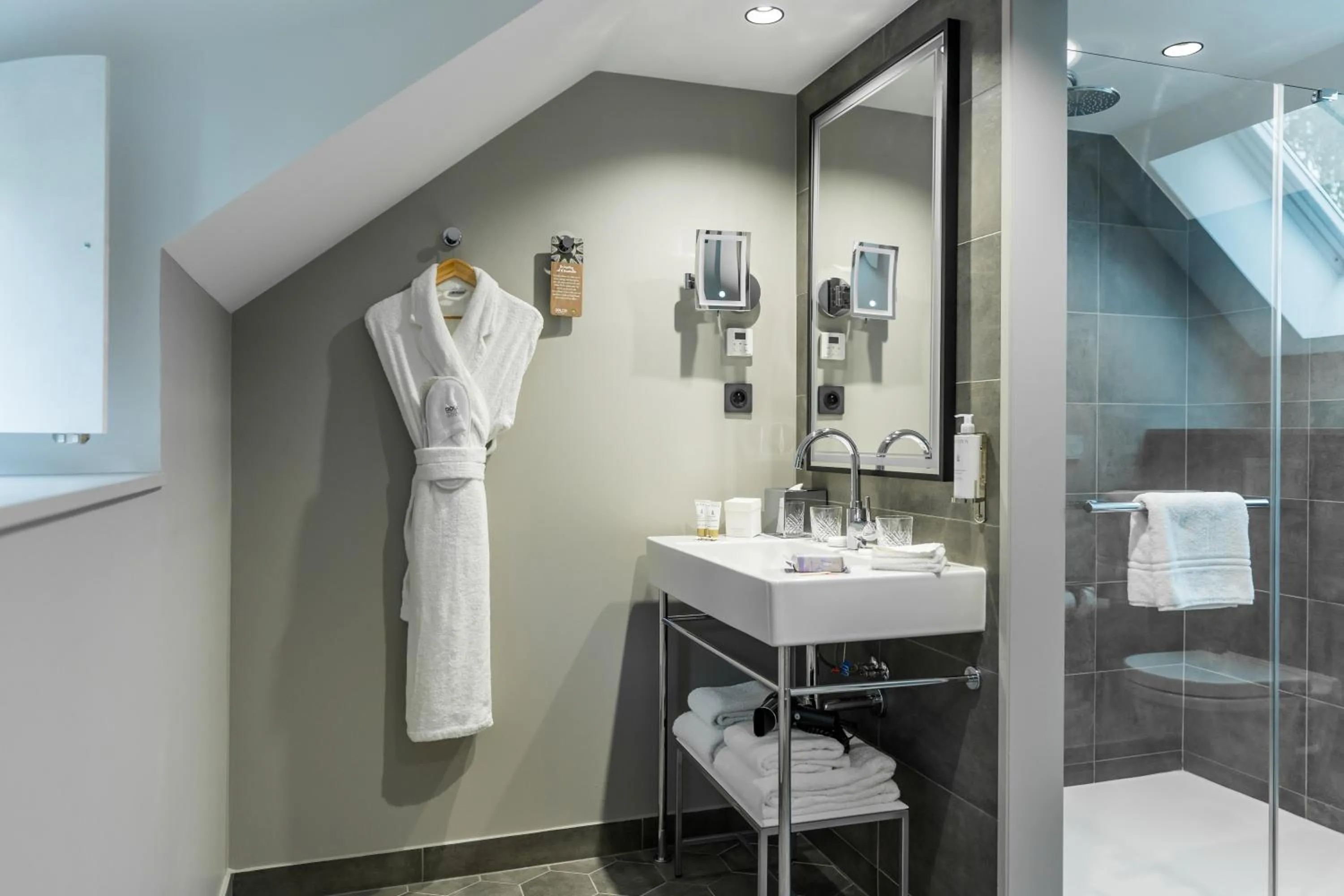 Shower in Dolce by Wyndham Versailles - Domaine du Montcel
