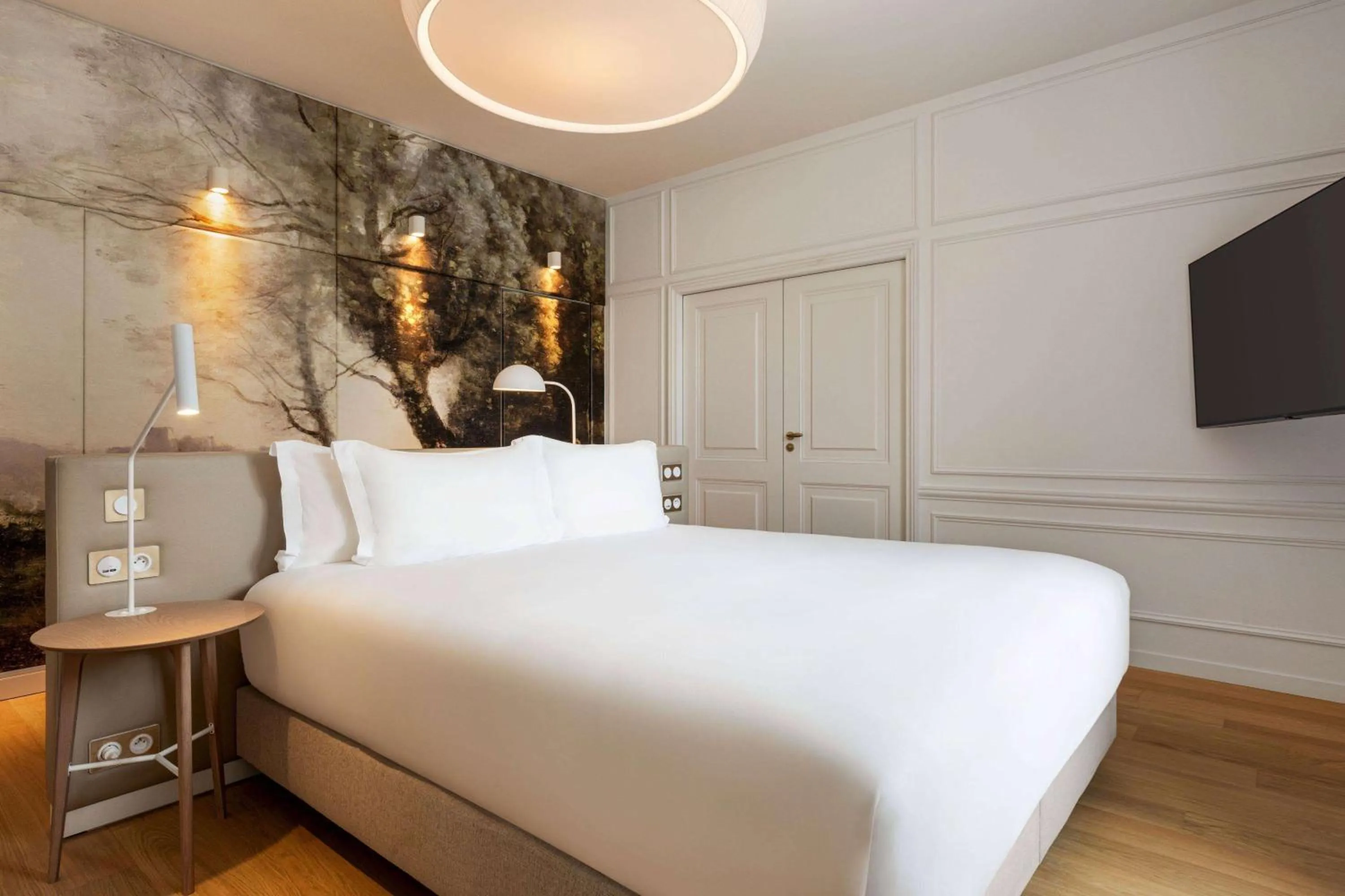 Photo of the whole room, Bed in Dolce by Wyndham Versailles - Domaine du Montcel