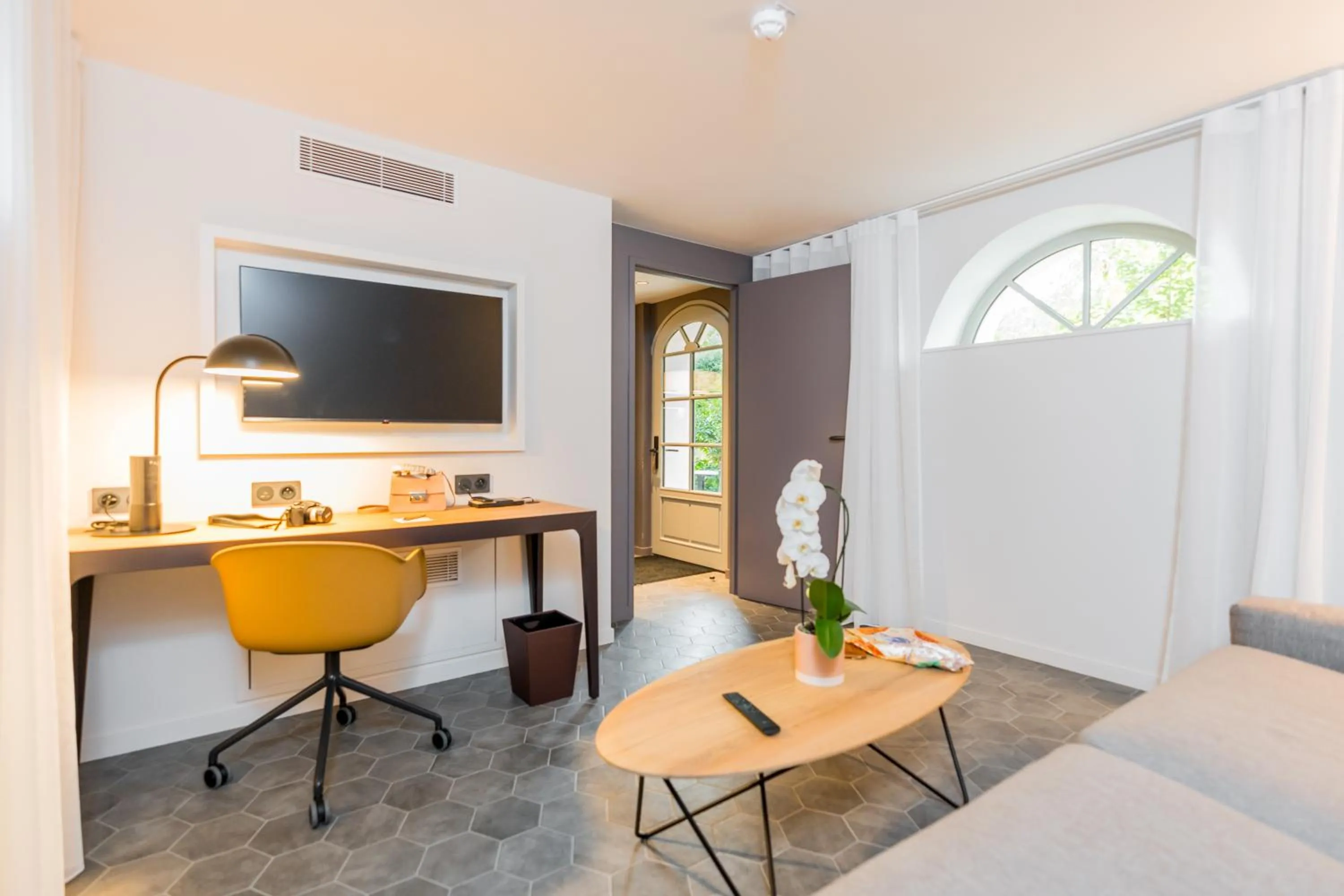 TV and multimedia, Bed in Dolce by Wyndham Versailles - Domaine du Montcel