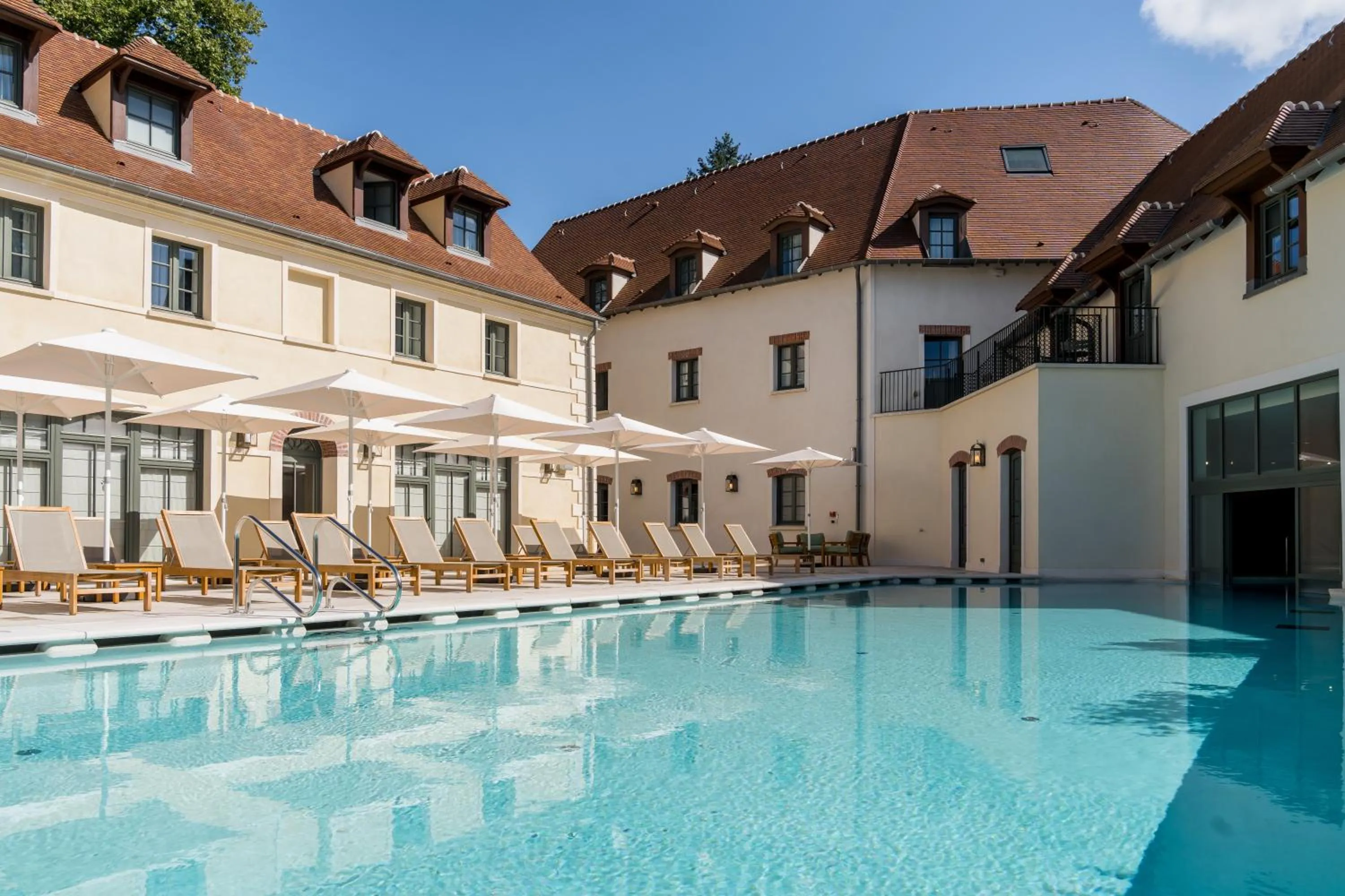 Pool view in Dolce by Wyndham Versailles - Domaine du Montcel