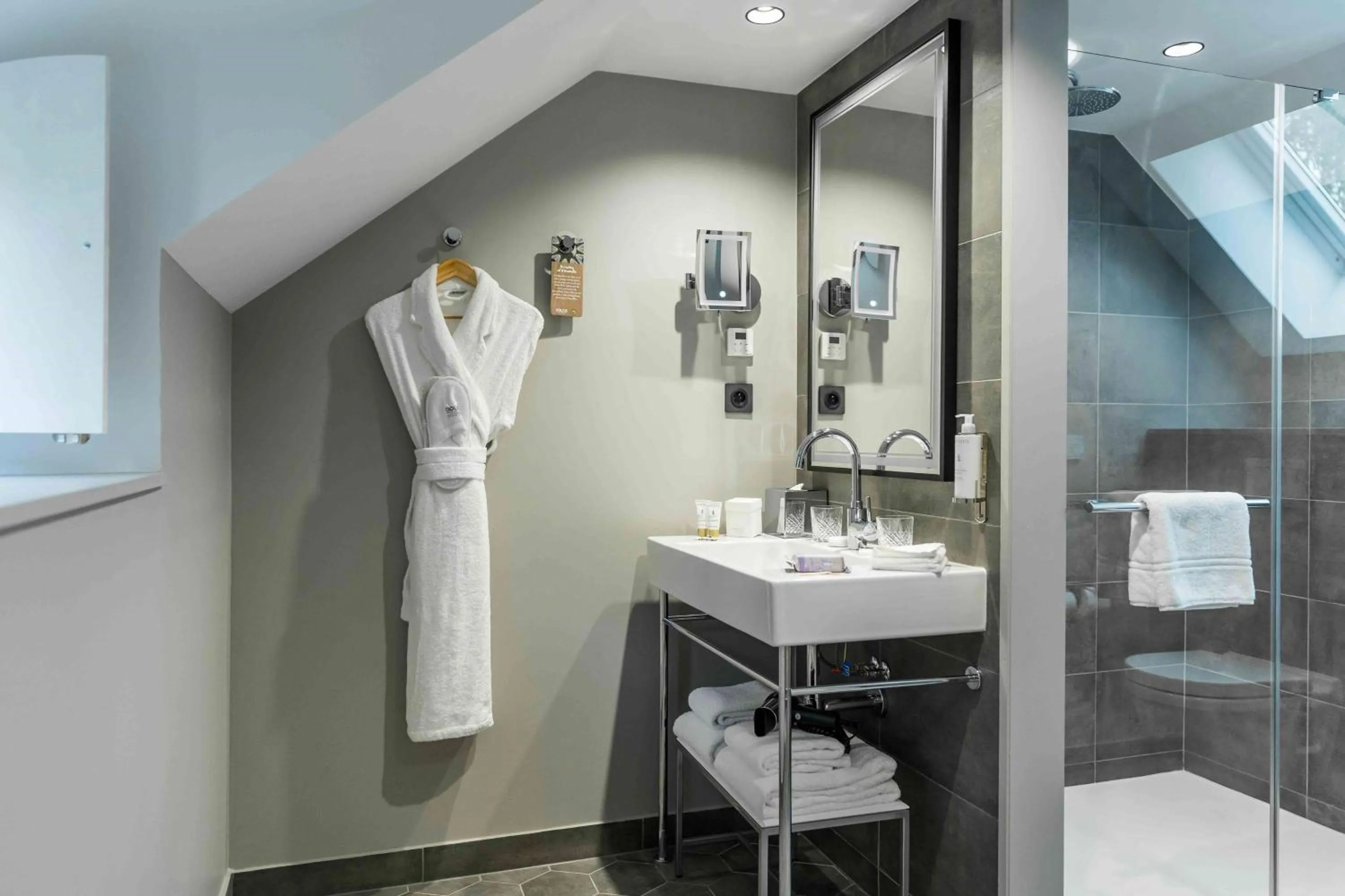 Shower in Dolce by Wyndham Versailles - Domaine du Montcel