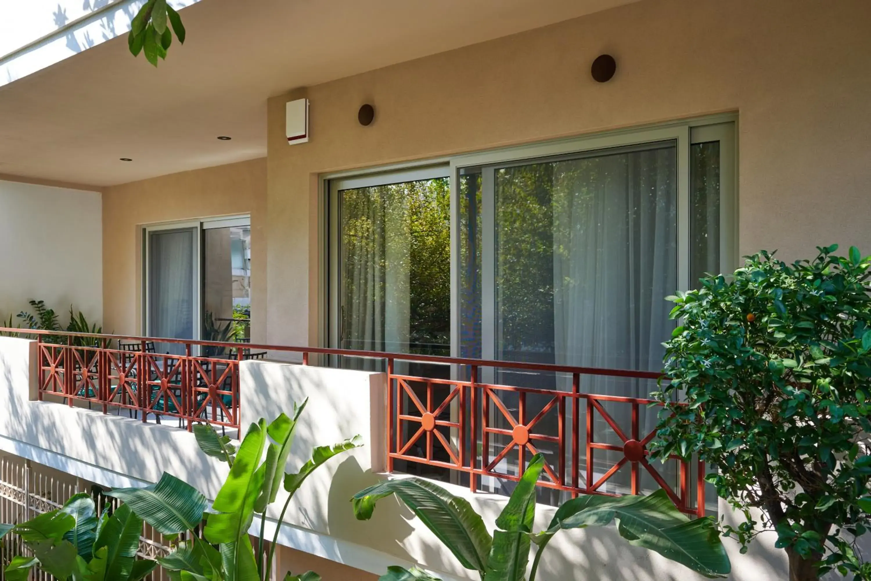 Property building in Rastoni Acropolis Uniquely Located Stylish Apartments Property building in Rastoni Acropolis Uniquely Located Stylish Apartments