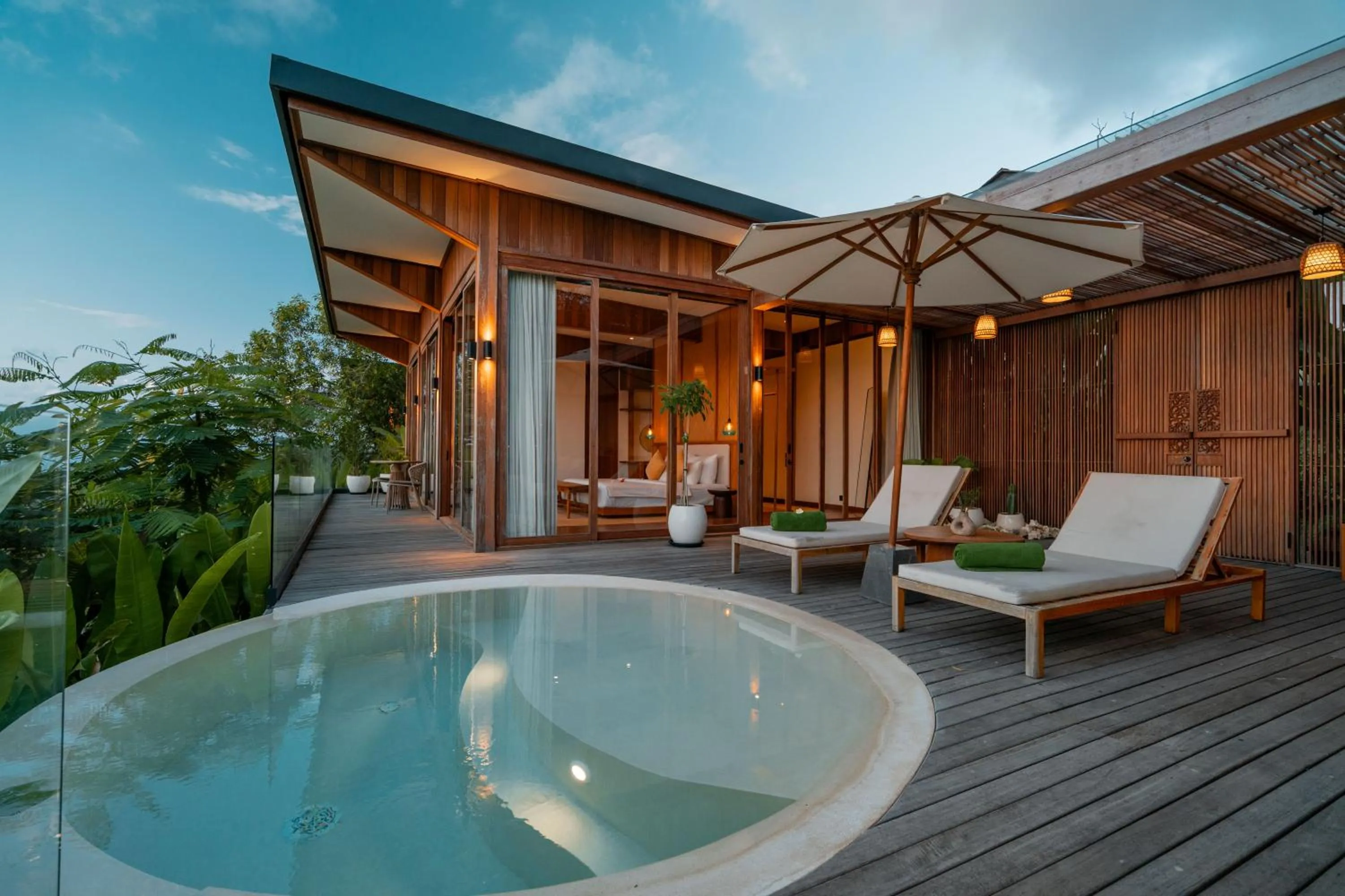 Balcony/Terrace in Ocean View Villas by Grün