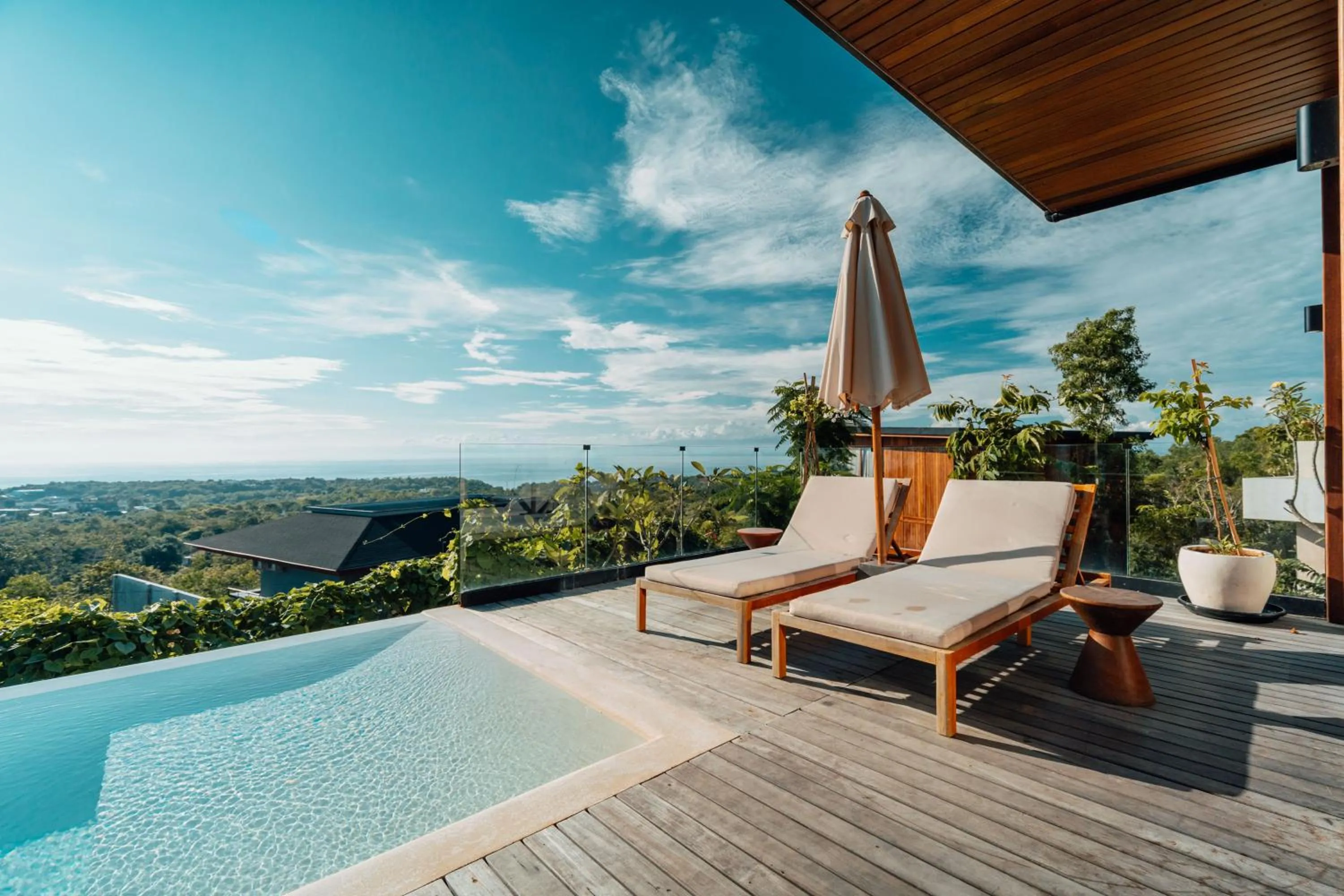 Pool view in Ocean View Villas by Grün