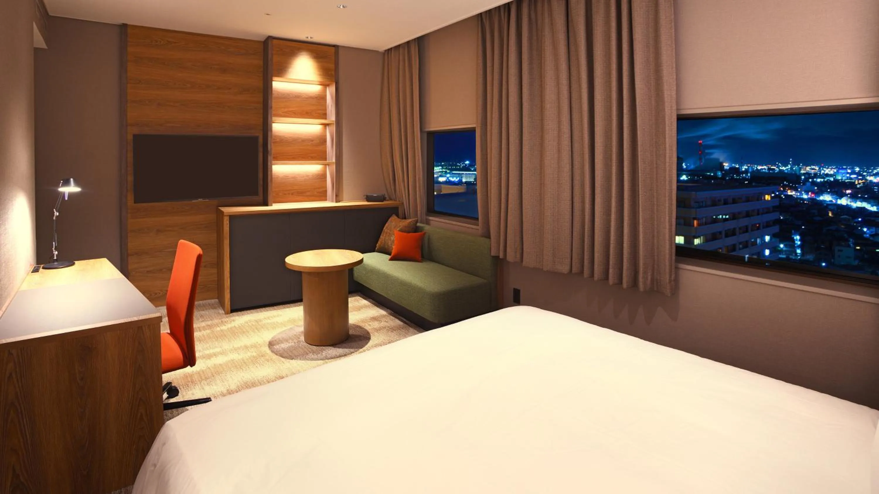 Photo of the whole room, Bed in ANA Crowne Plaza Niigata by IHG