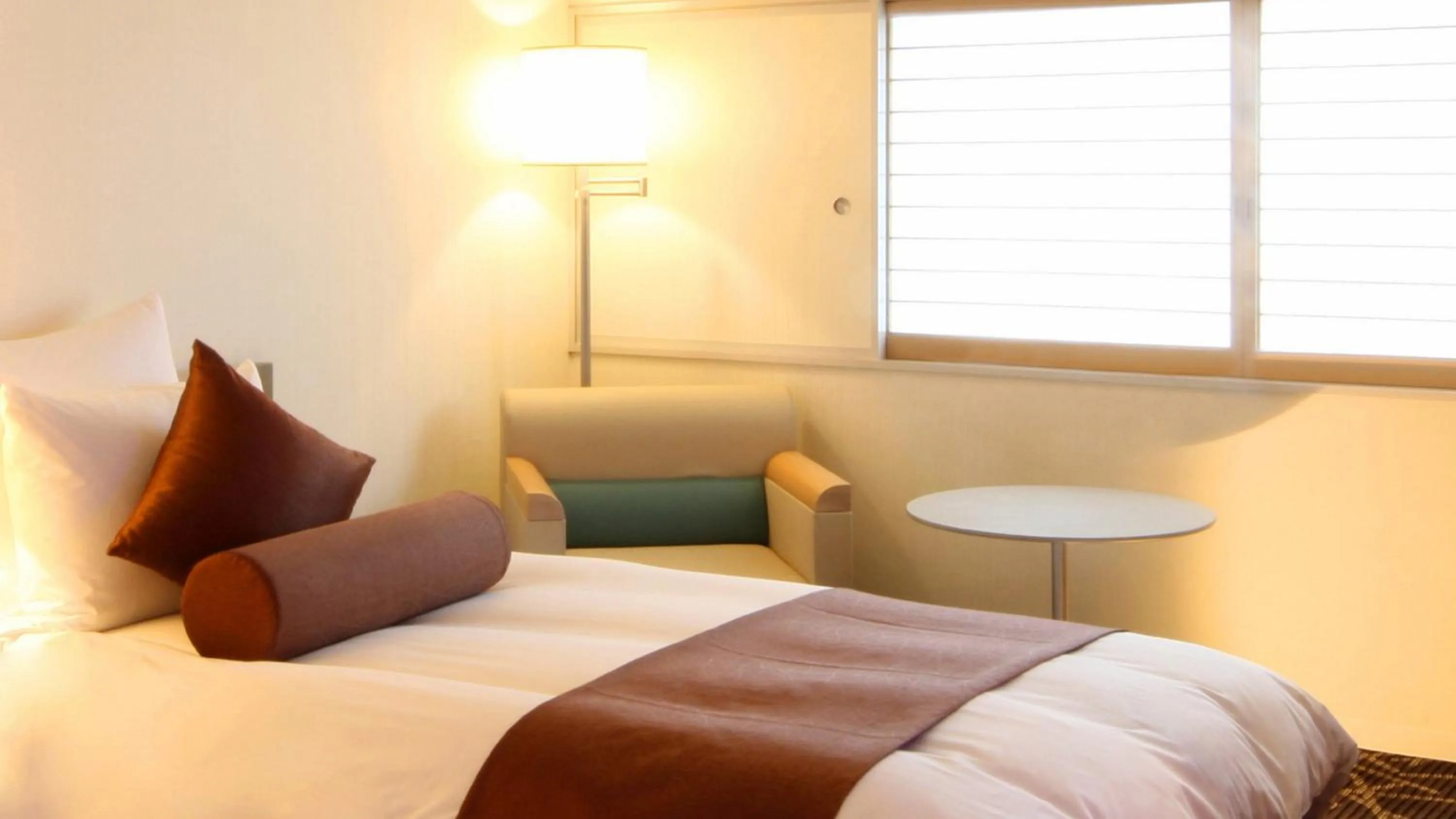 Photo of the whole room, Bed in ANA Crowne Plaza Niigata by IHG