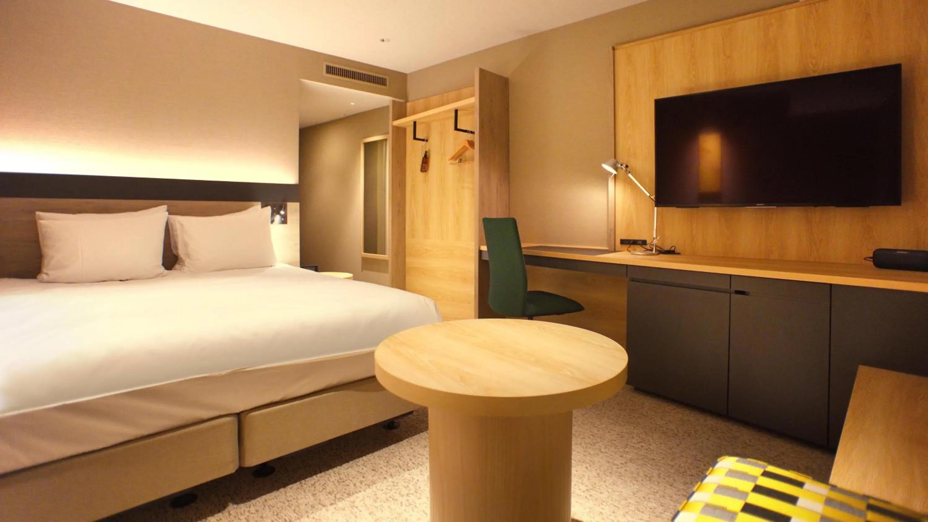 Photo of the whole room, Bed in ANA Crowne Plaza Niigata by IHG