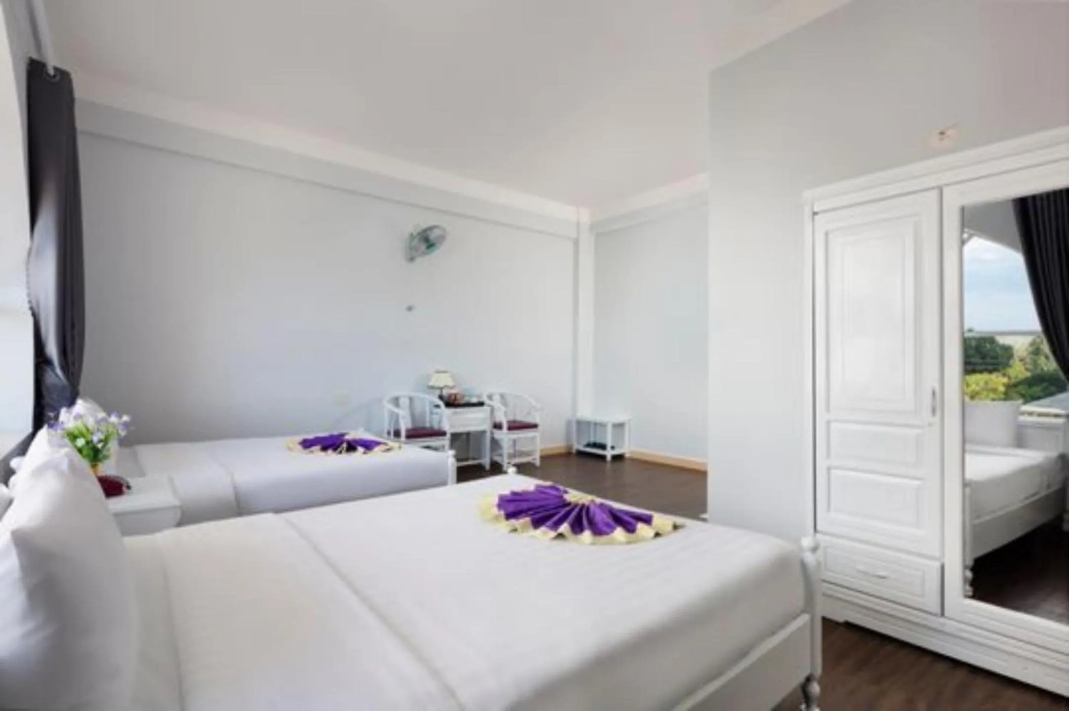 Photo of the whole room, Bed in CCT Luxury Hotel