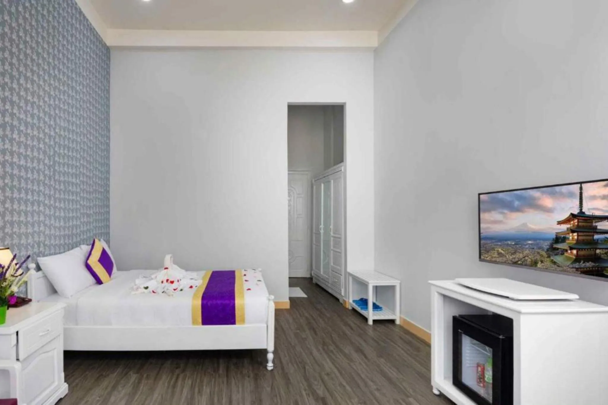 Photo of the whole room, Bed in CCT Luxury Hotel