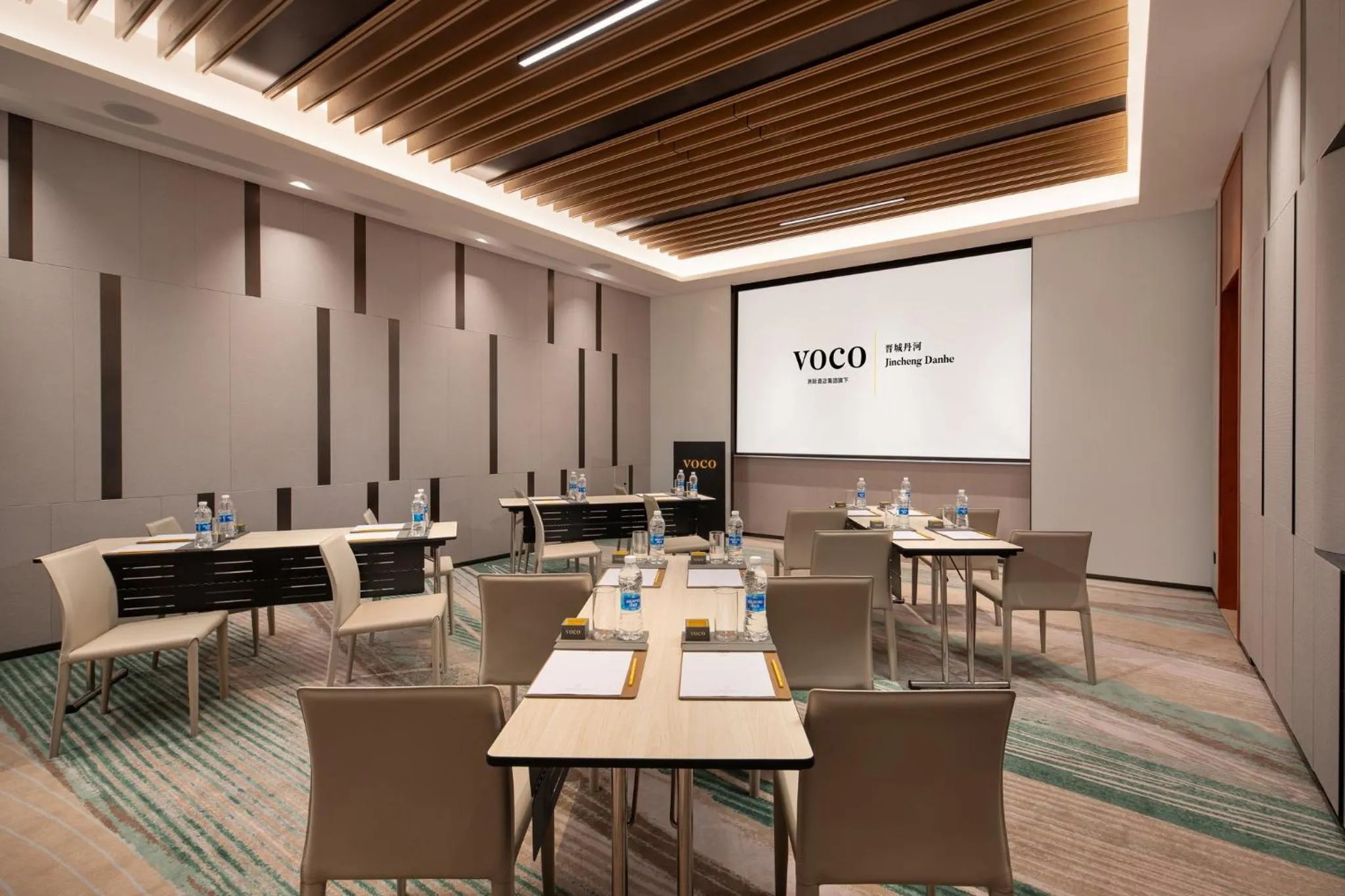 Meeting/conference room in voco Jincheng Danhe by IHG