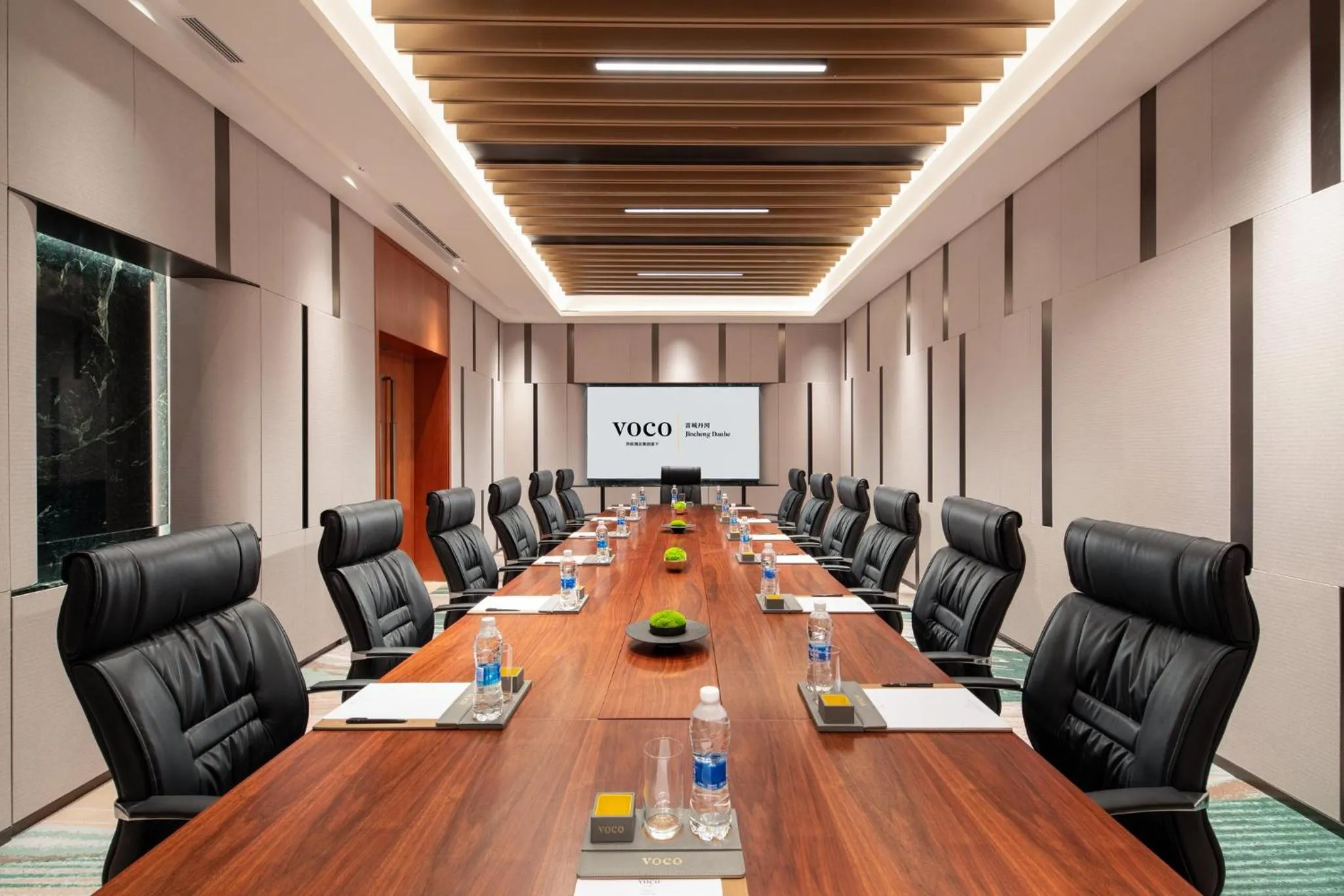 Meeting/conference room in voco Jincheng Danhe by IHG