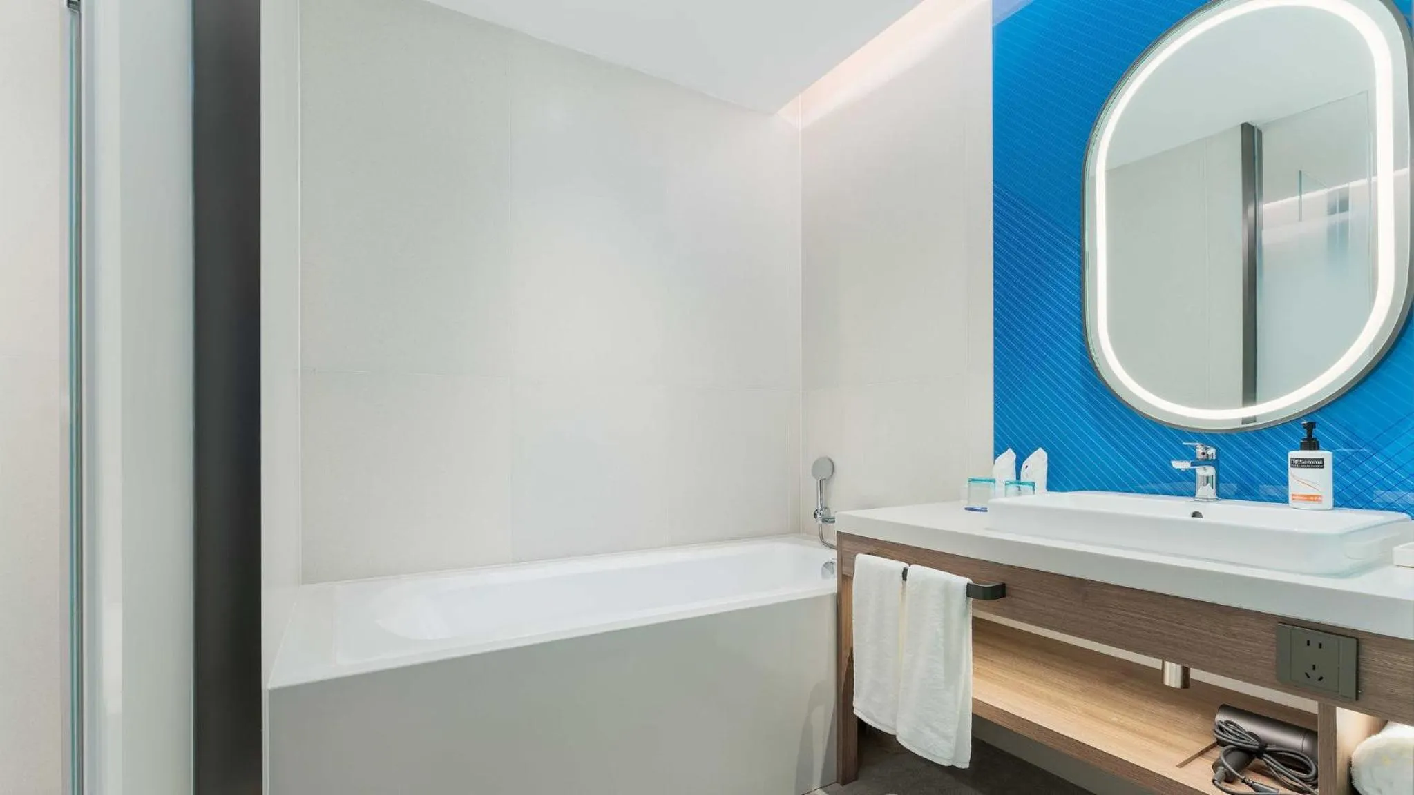 Photo of the whole room in Holiday Inn Express Wuhan Jinyin Lake