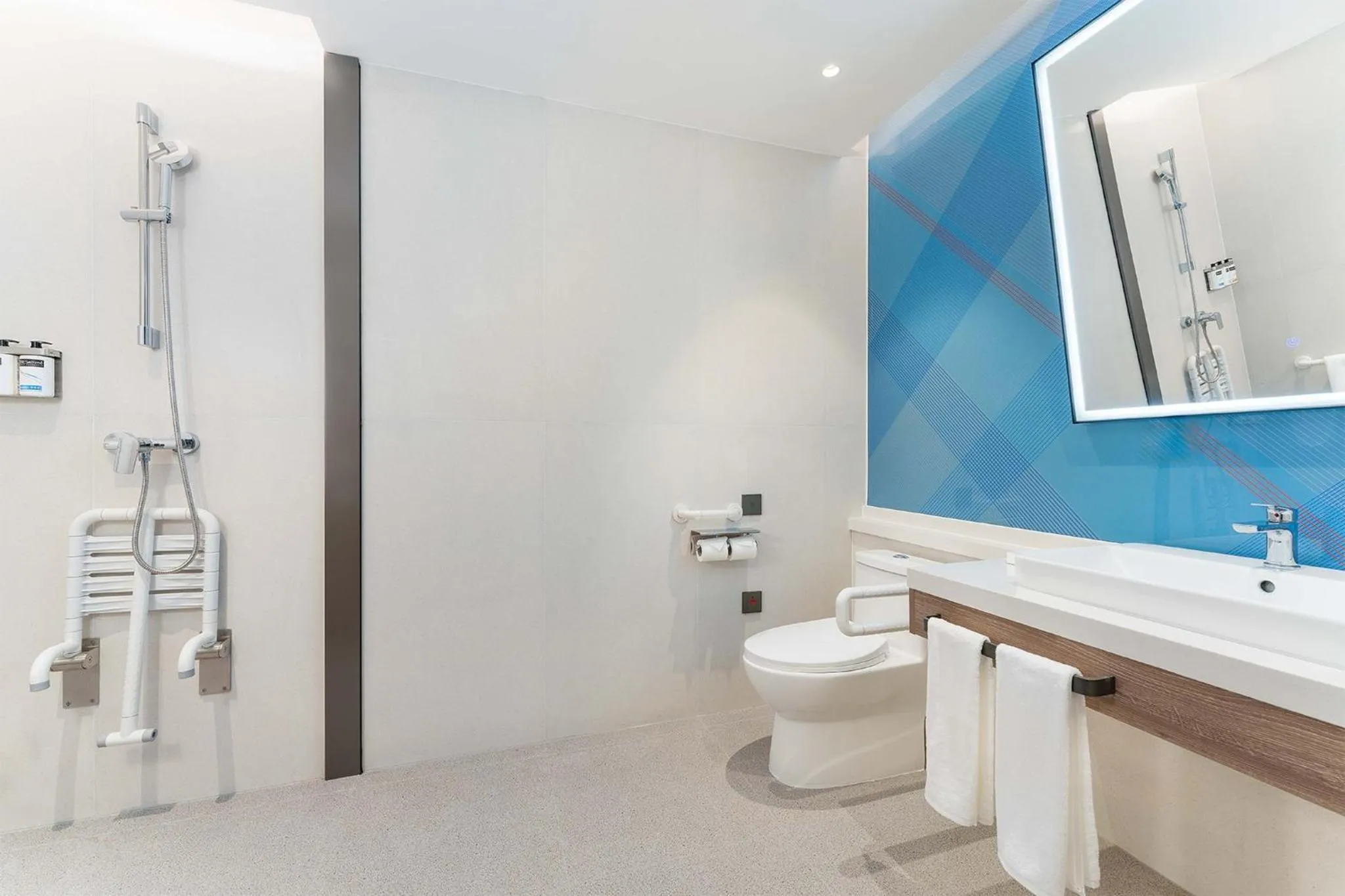 Photo of the whole room in Holiday Inn Express Wuhan Jinyin Lake