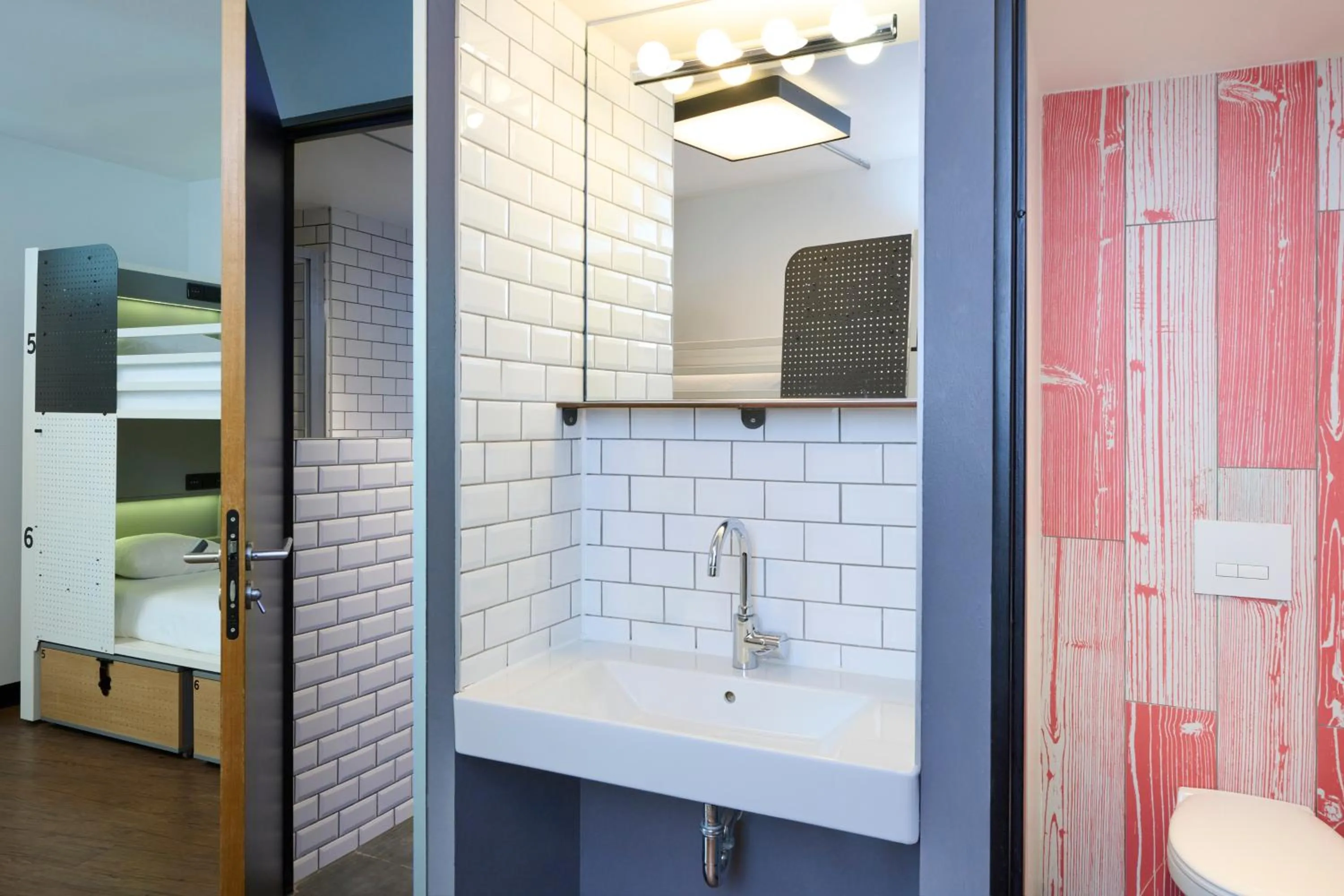 Bathroom in Generator Paris