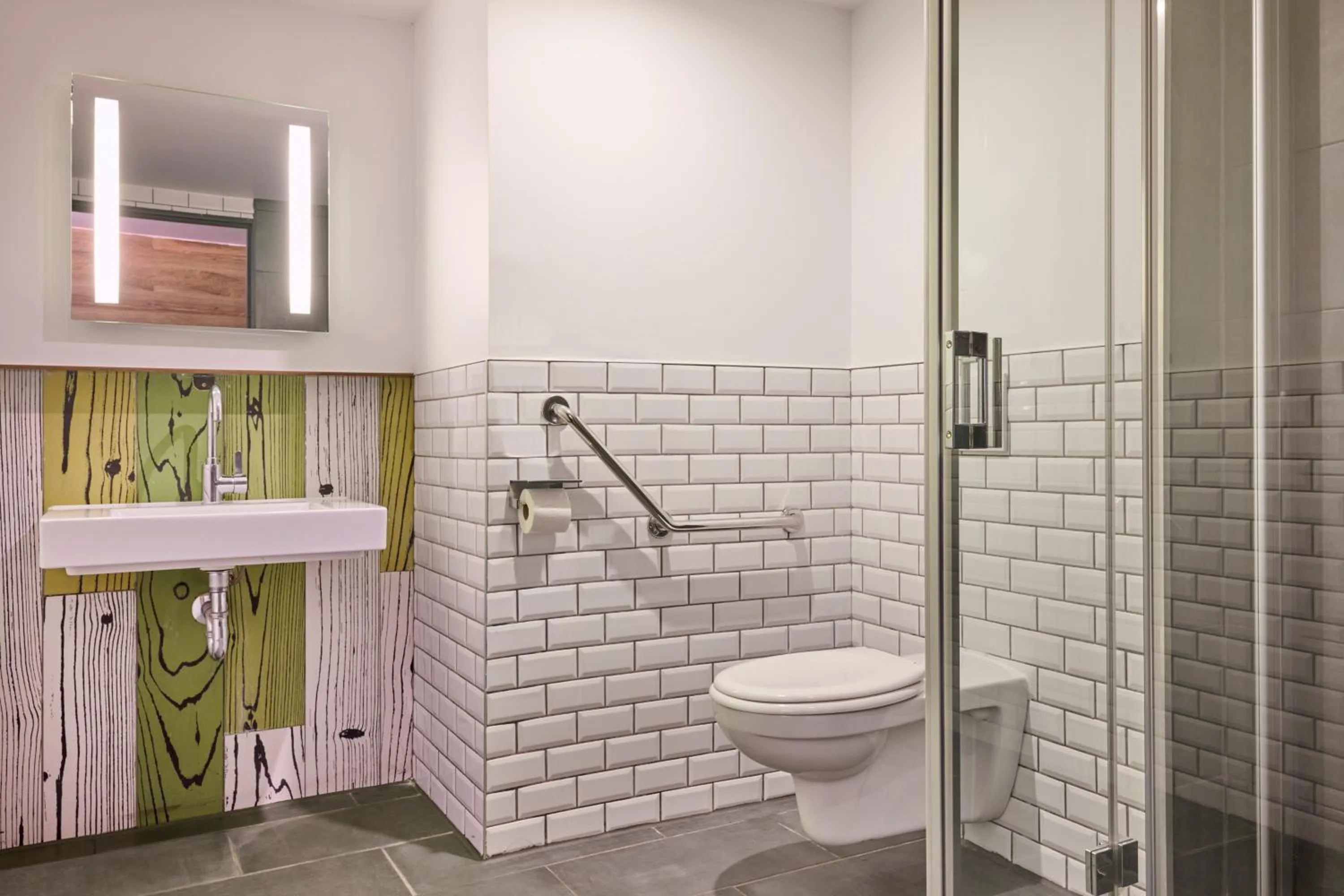 Shower in Generator Paris