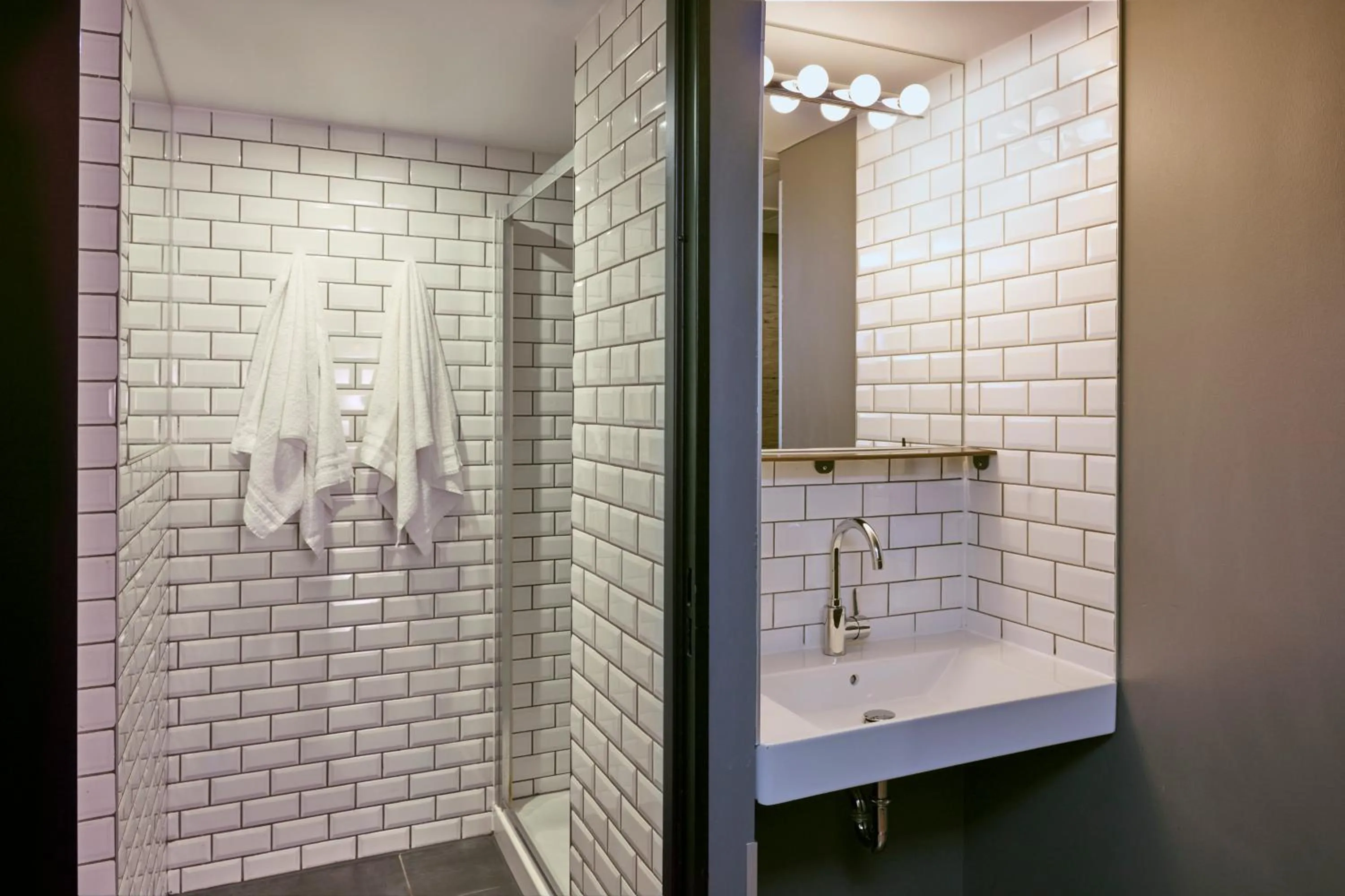 Shower in Generator Paris