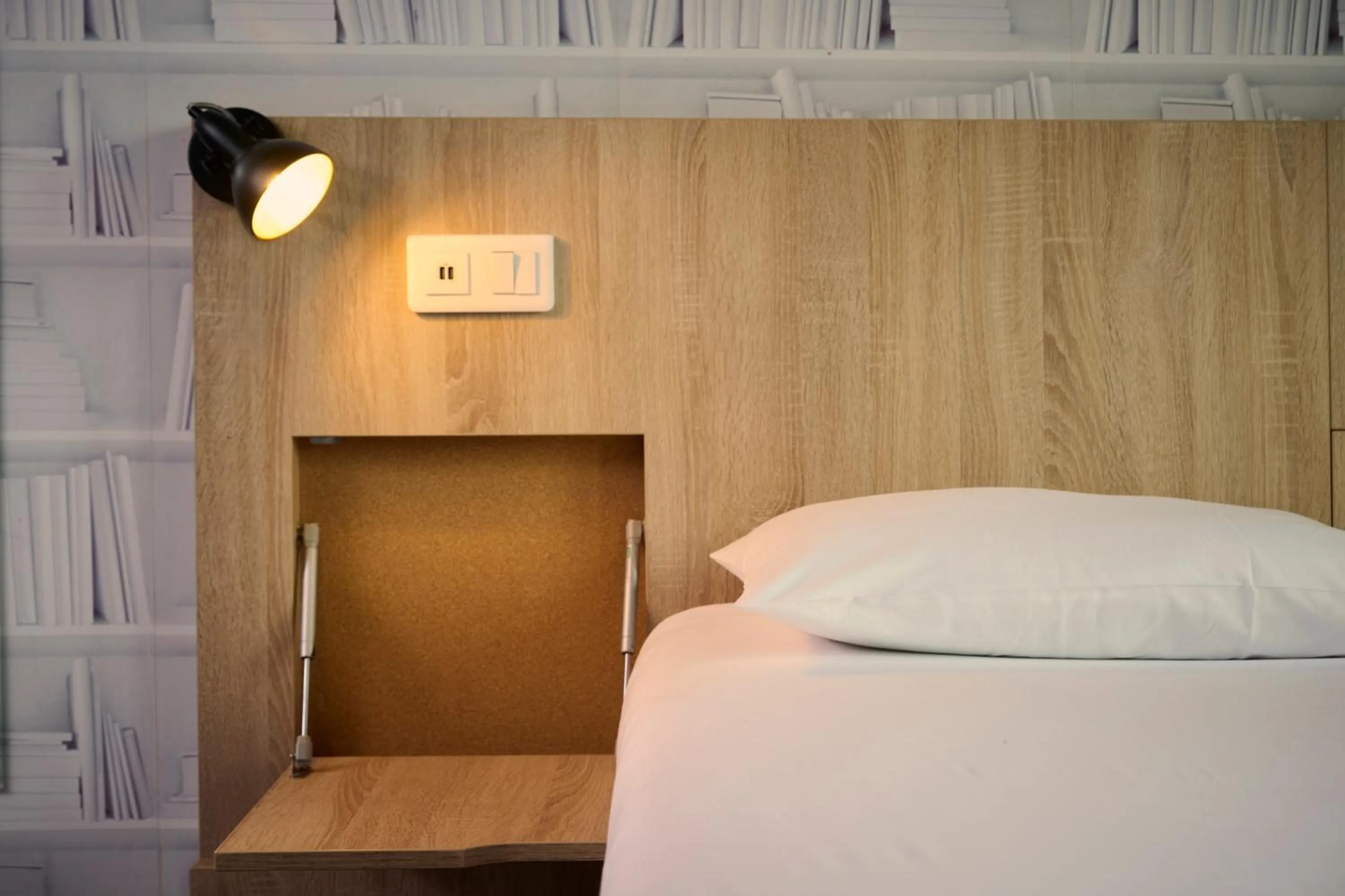 Bed in Generator Paris