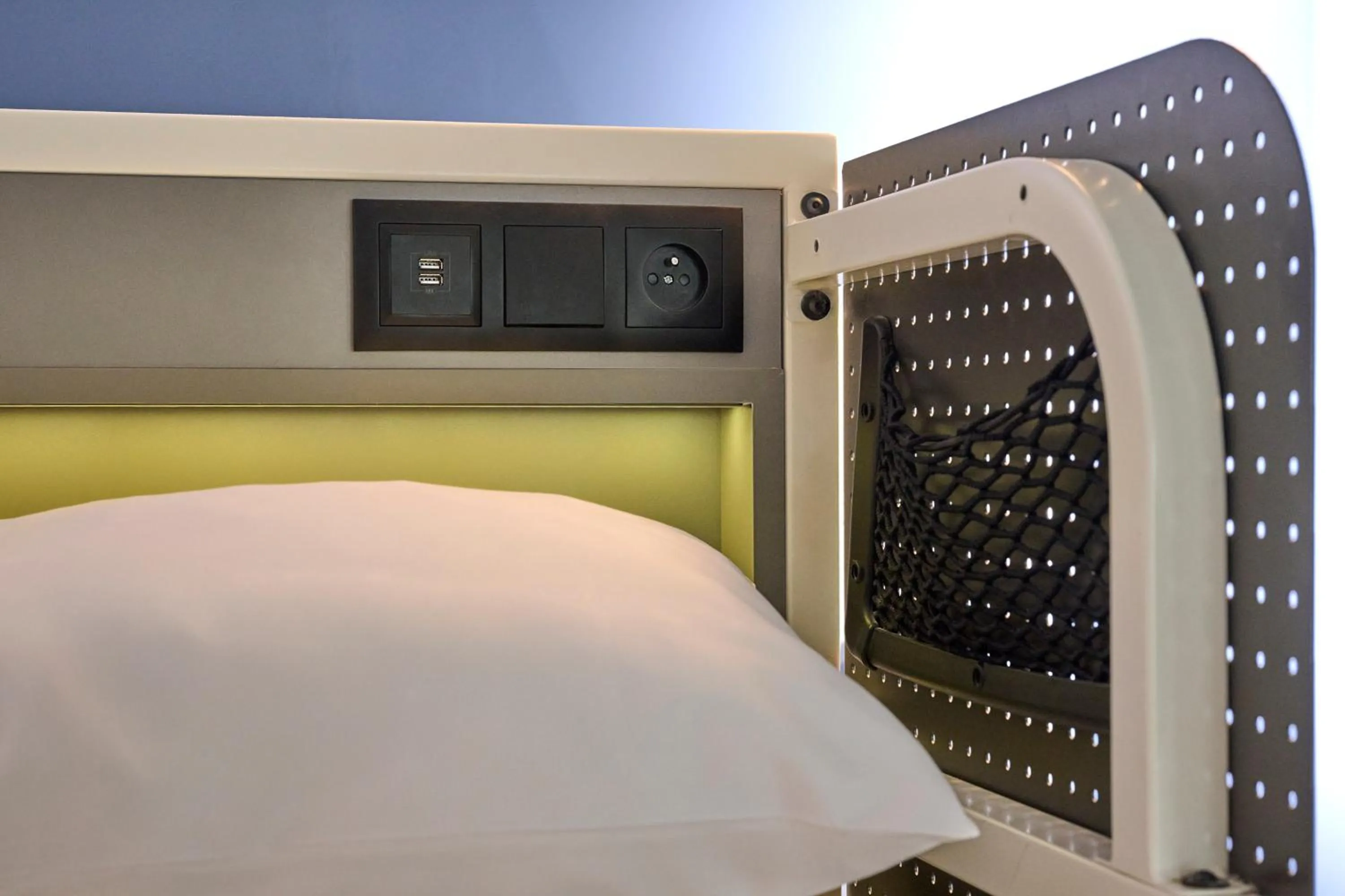 Bed in Generator Paris