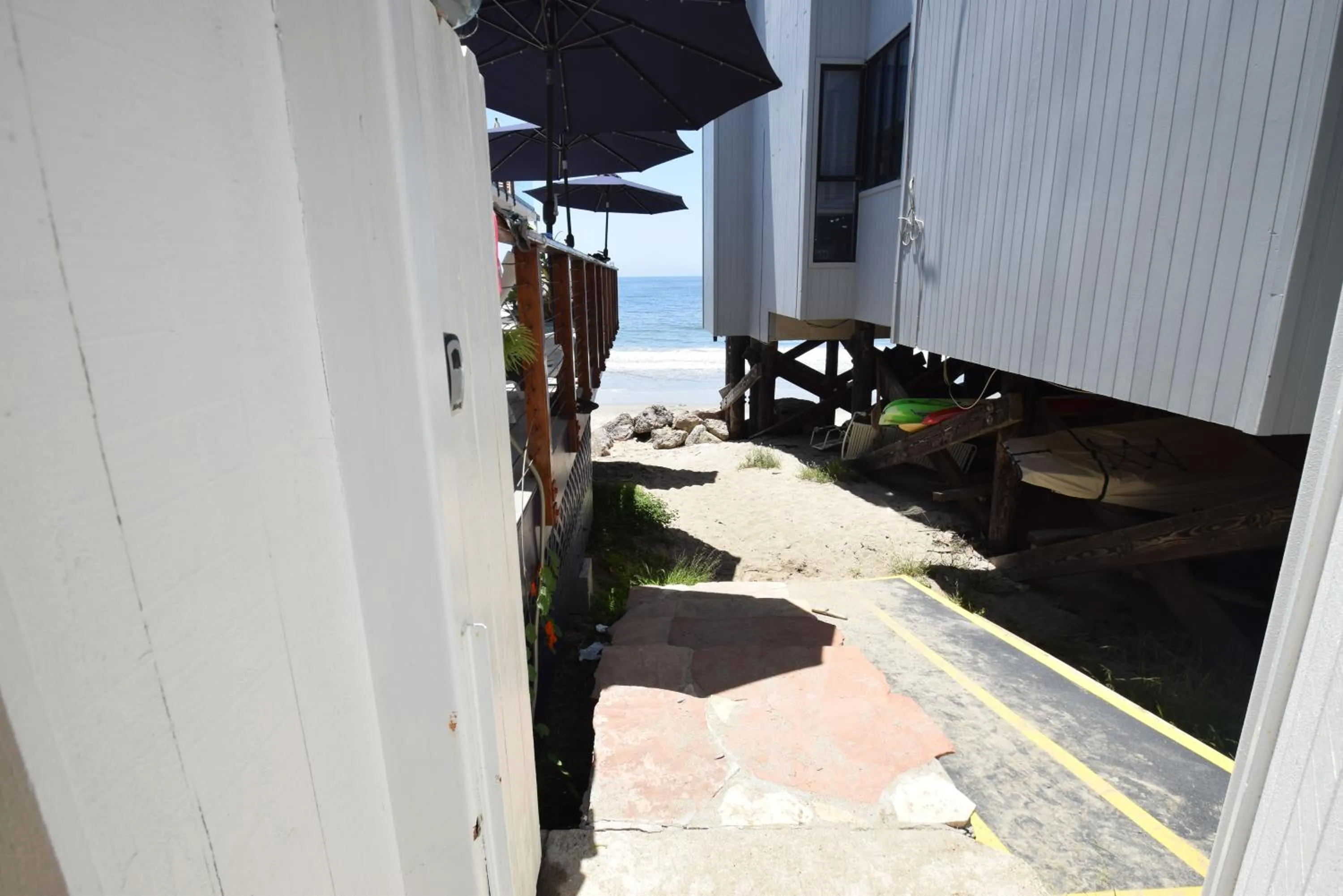 Area and facilities in Malibu Private Beach Apartments