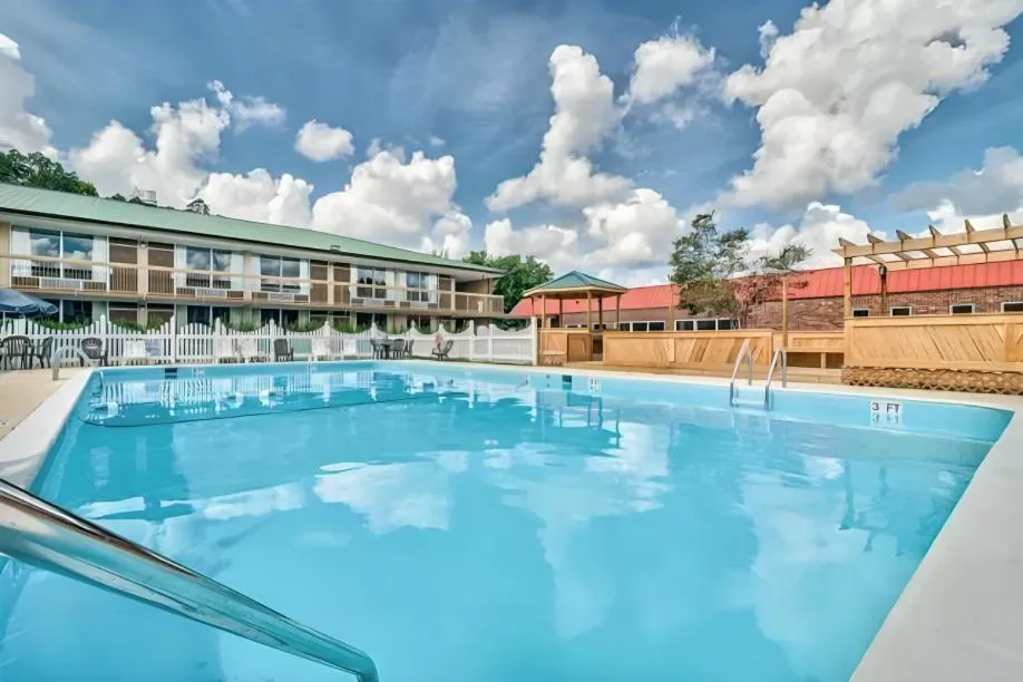 Swimming pool in Guest Inn Aiken