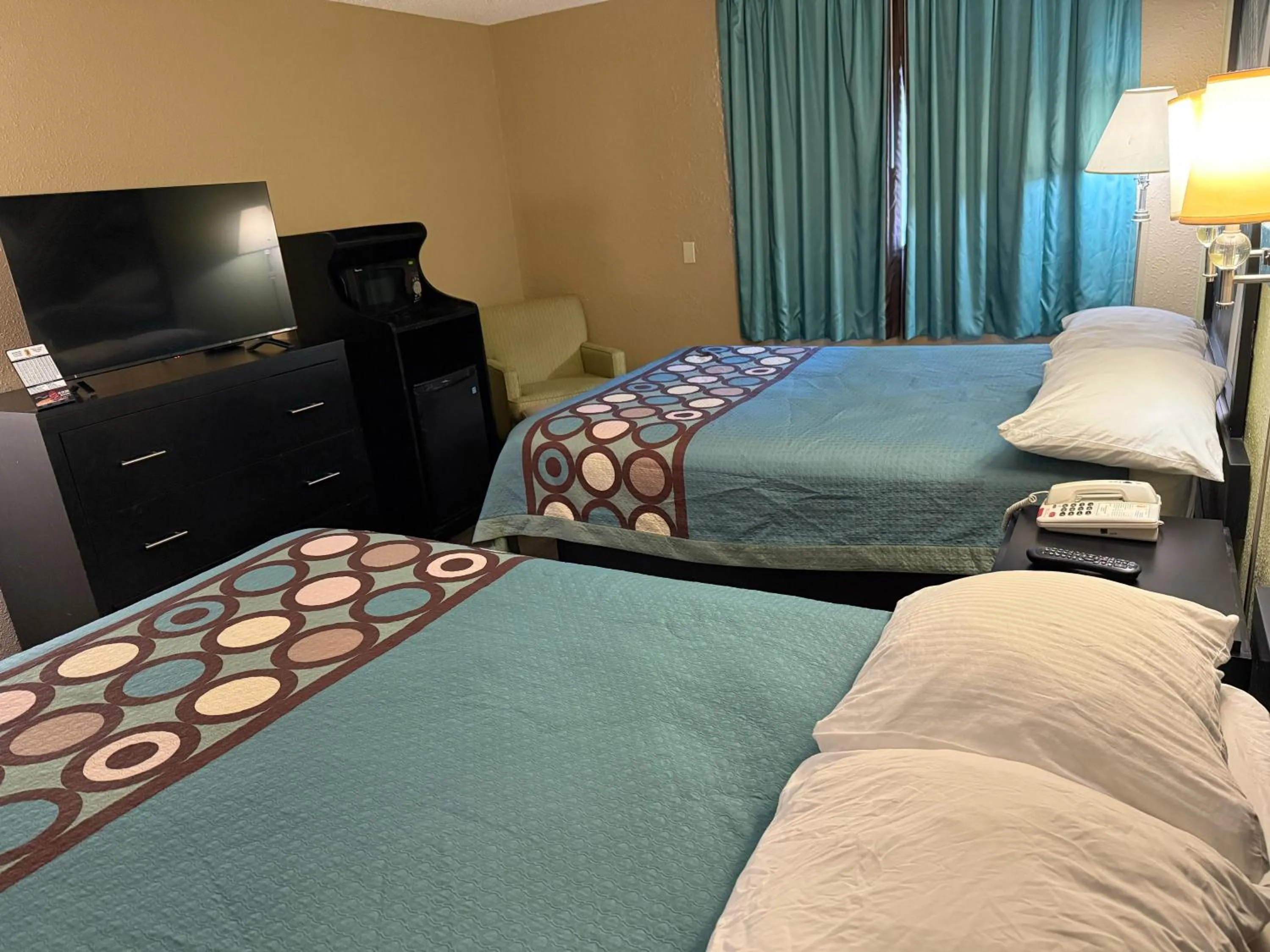 TV and multimedia, Bed in Super 8 by Wyndham Mendota I-39