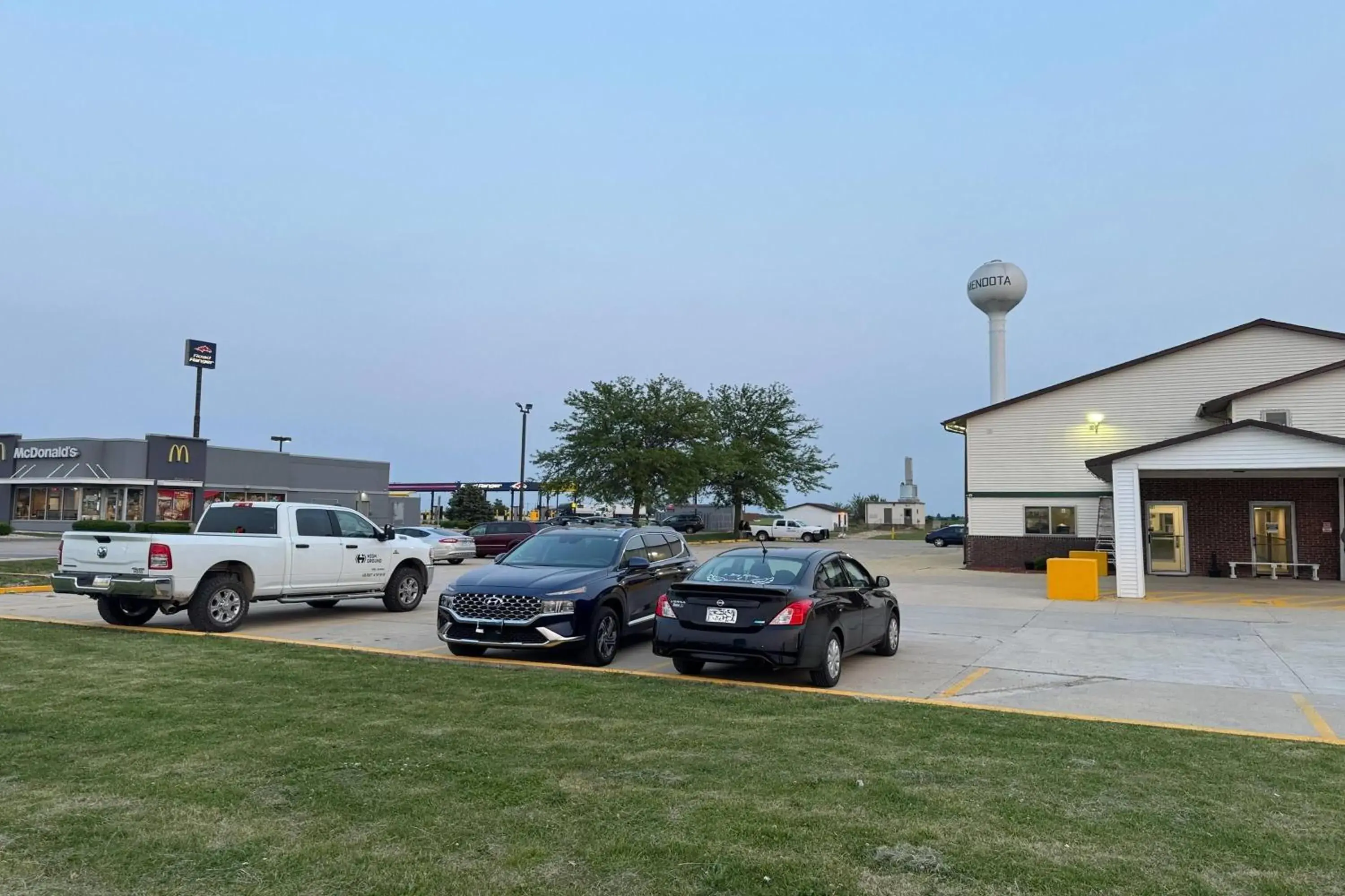 Property building in Super 8 by Wyndham Mendota I-39 Property building in Super 8 by Wyndham Mendota I-39