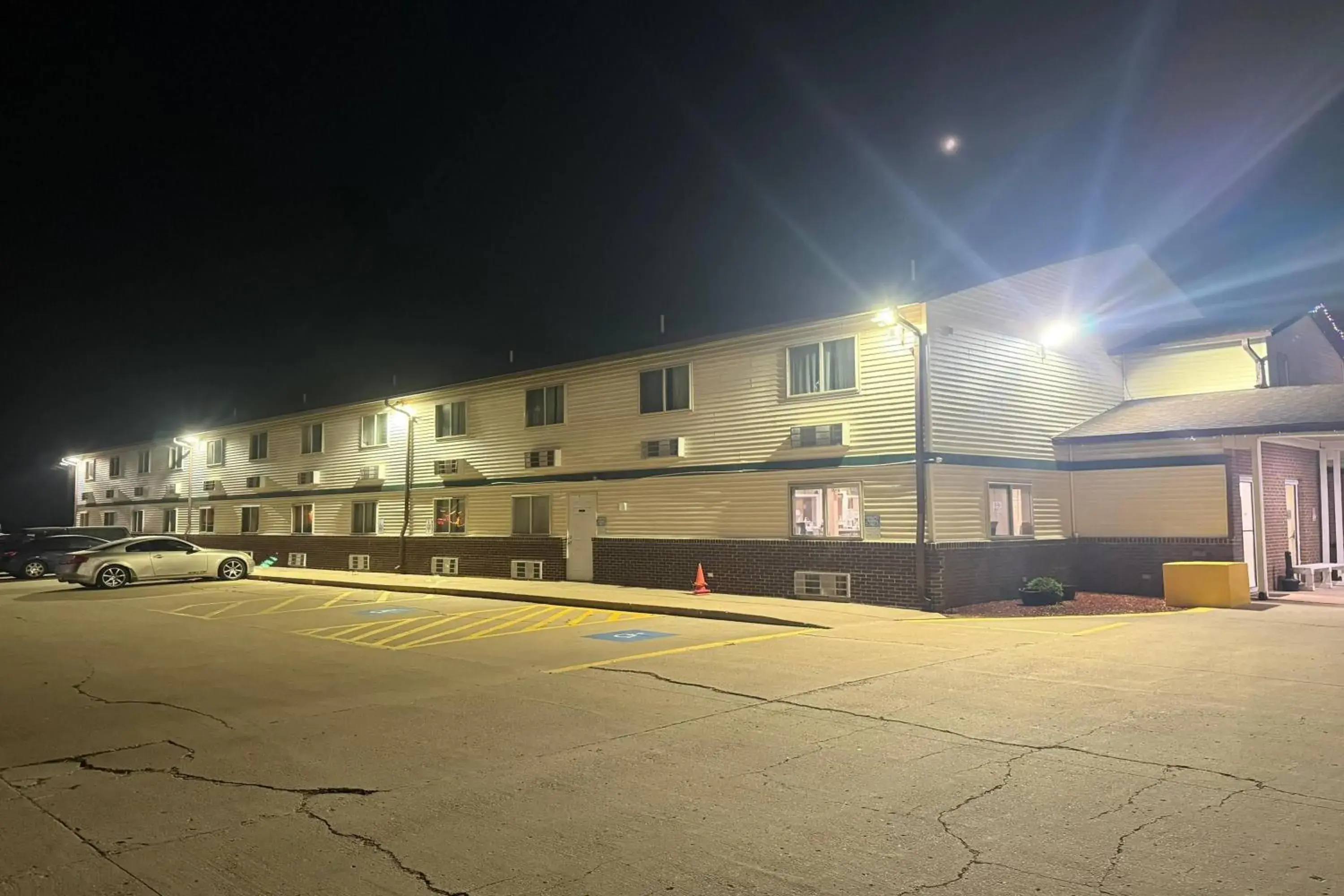 Property building in Super 8 by Wyndham Mendota I-39 Property building in Super 8 by Wyndham Mendota I-39