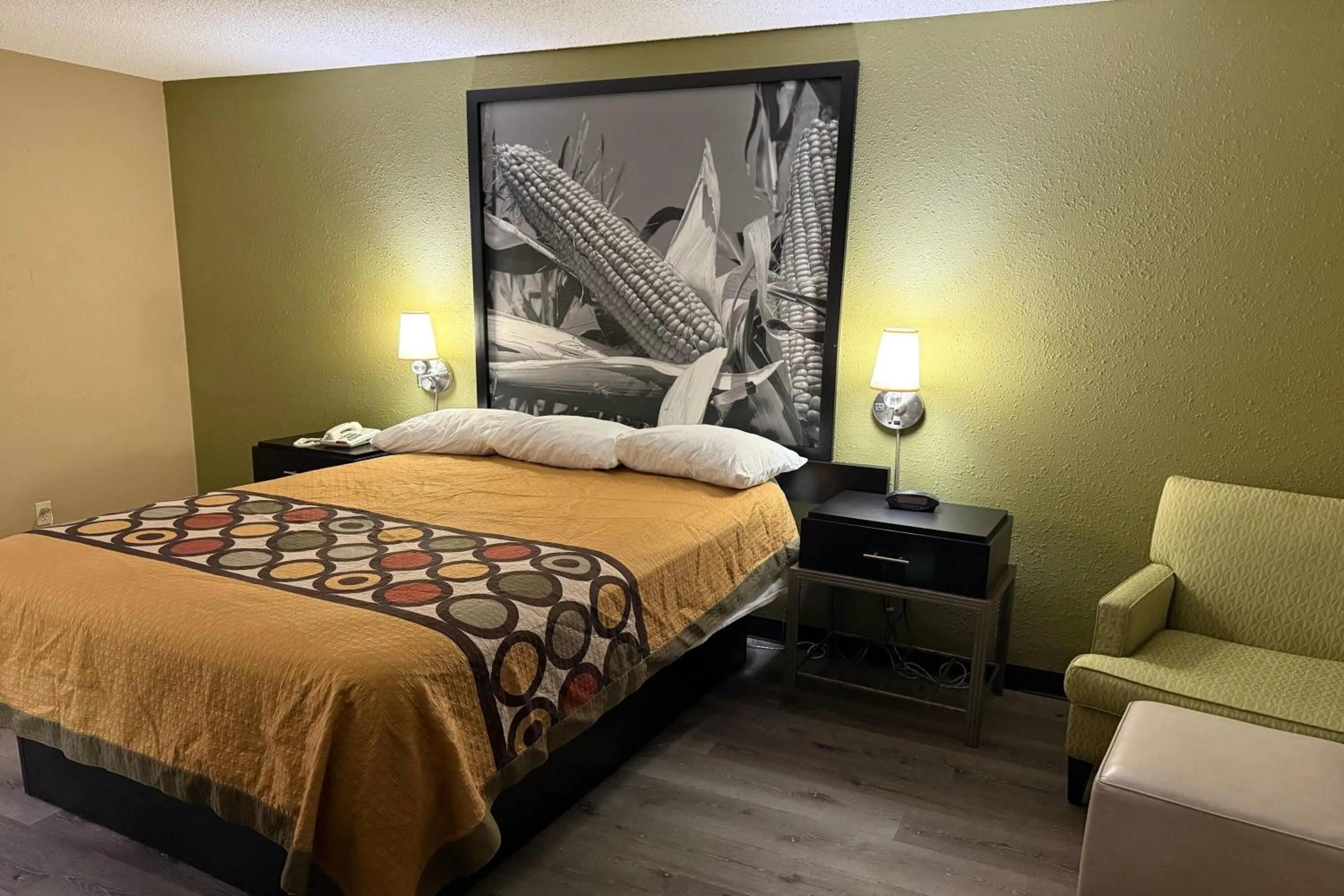 Photo of the whole room, Bed in Super 8 by Wyndham Mendota I-39