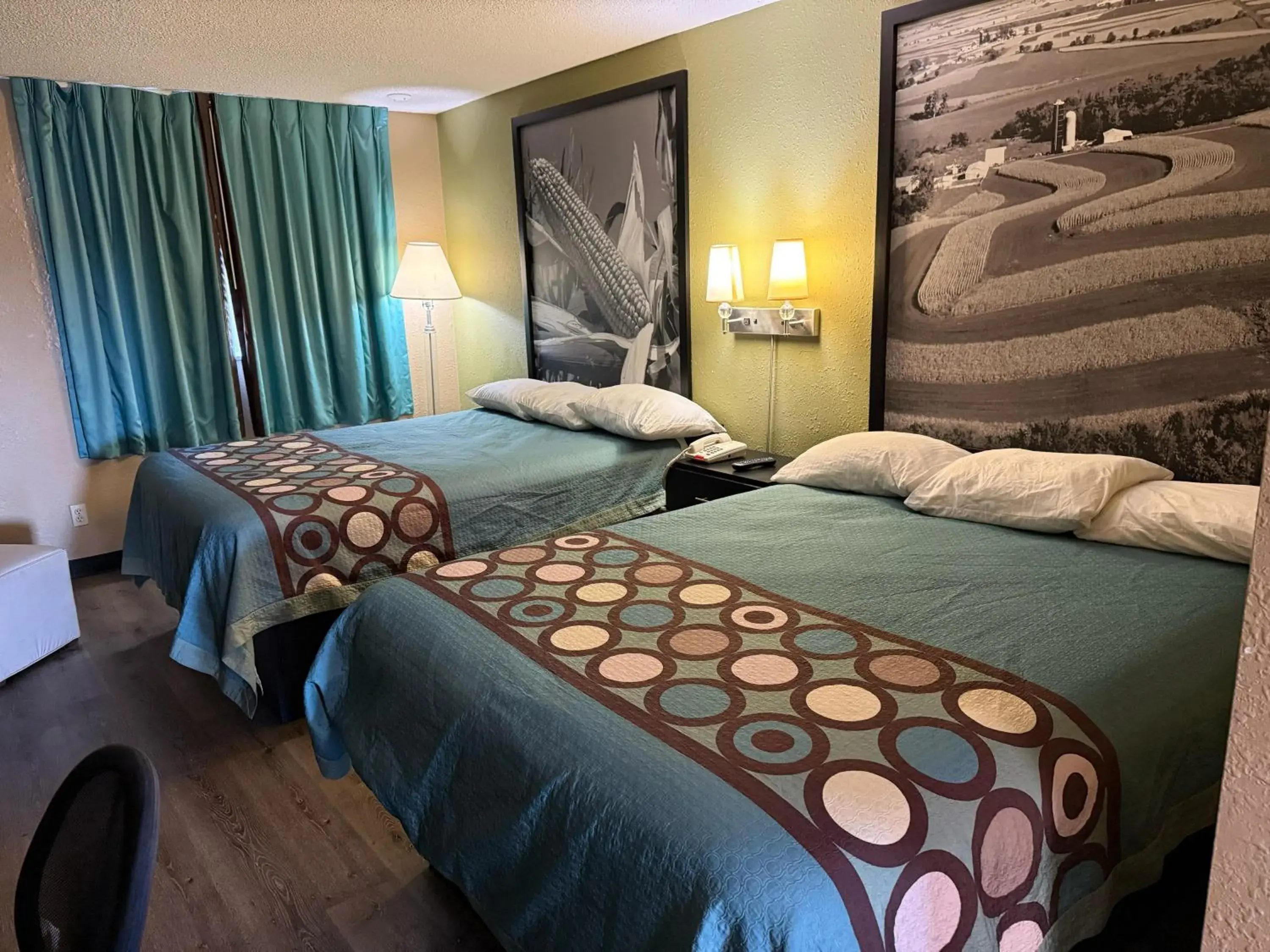 Double Room with Two Double Beds - Non-Smoking in Super 8 by Wyndham Mendota I-39 Double Room with Two Double Beds - Non-Smoking in Super 8 by Wyndham Mendota I-39
