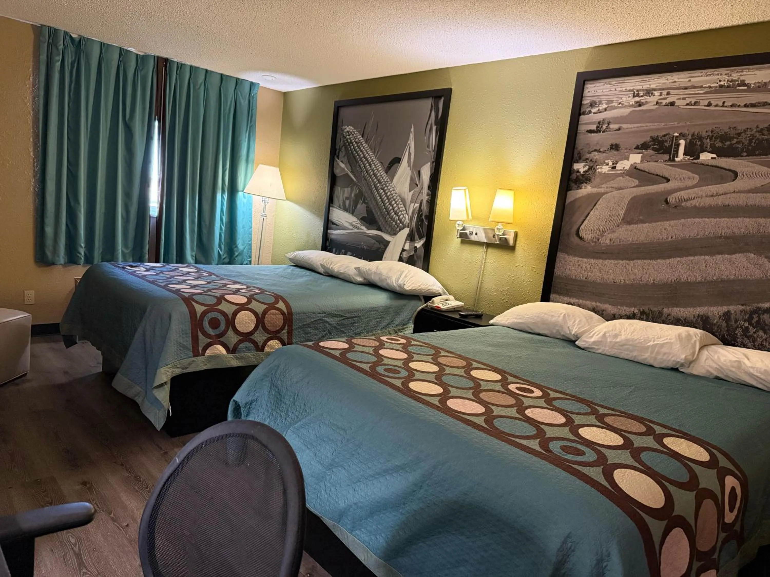 Bed in Super 8 by Wyndham Mendota I-39