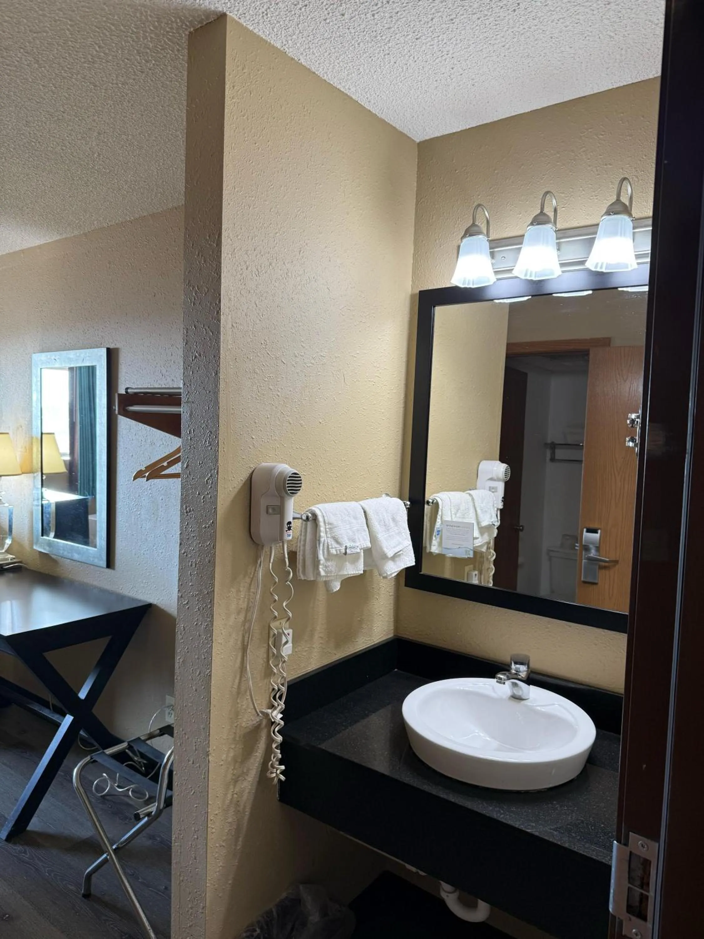 Bathroom, Bed in Super 8 by Wyndham Mendota I-39